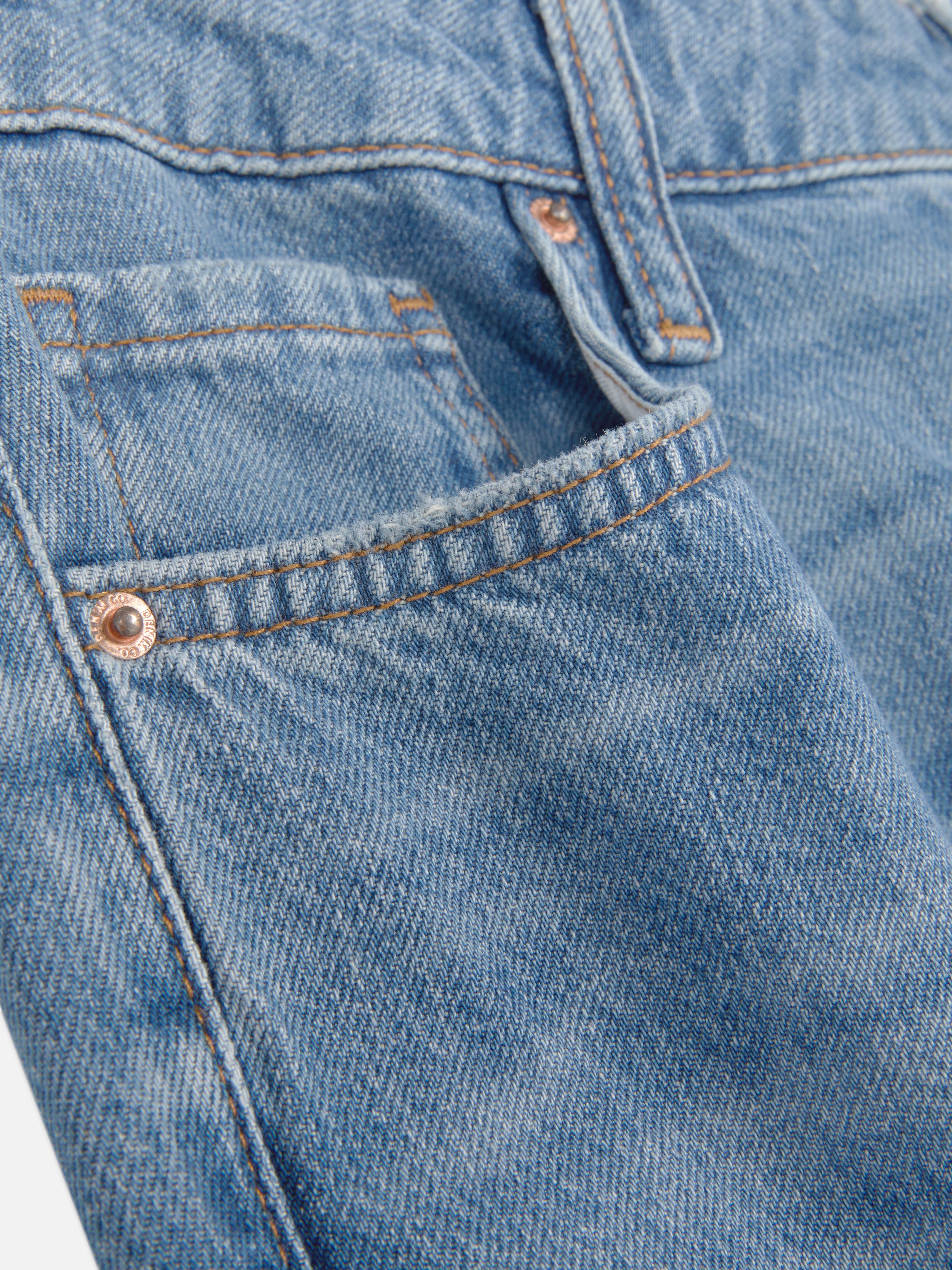 Jeans mit ausgestelltem Bein und mittelhohem Bund