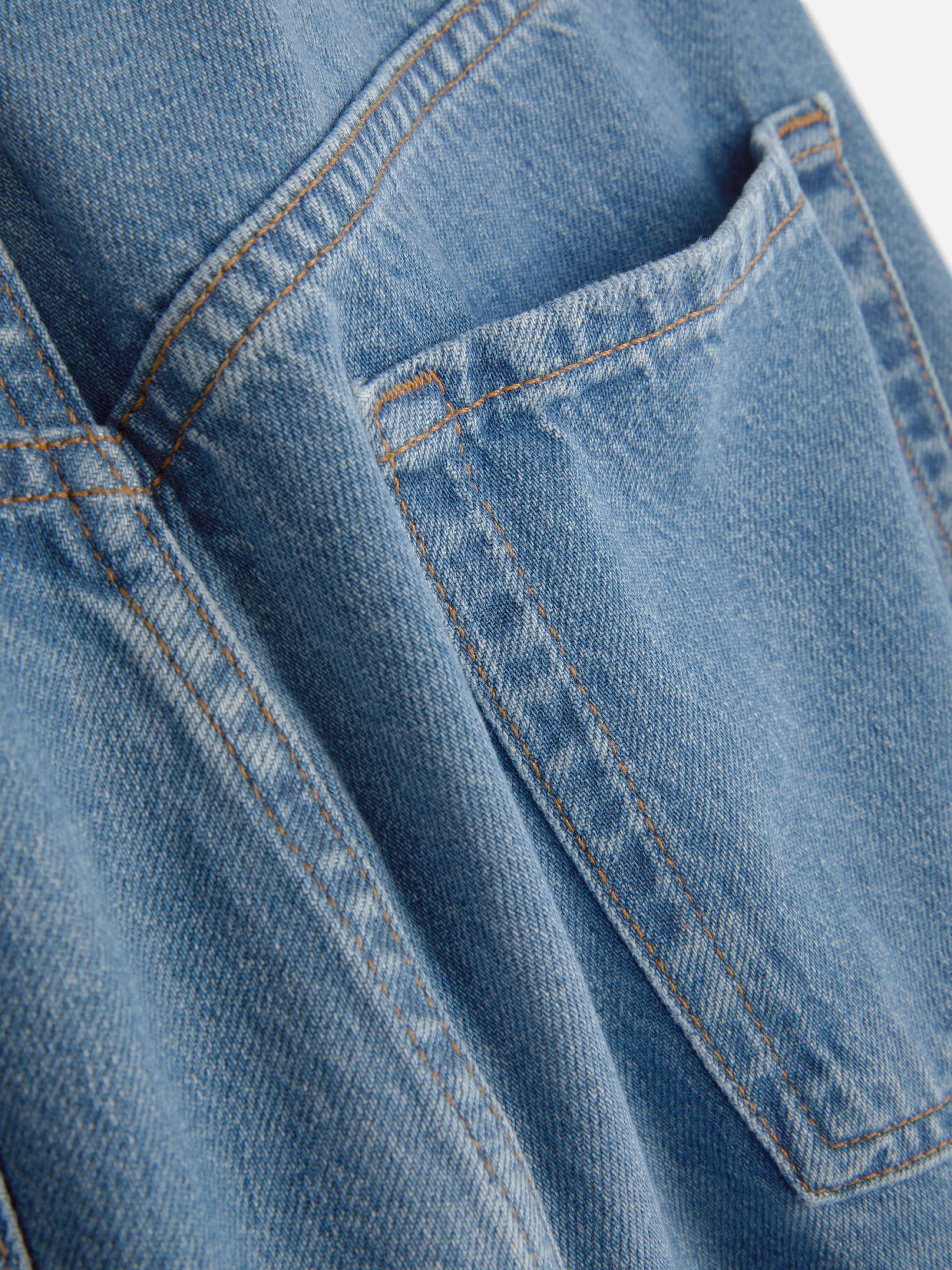 Jeans mit ausgestelltem Bein und mittelhohem Bund