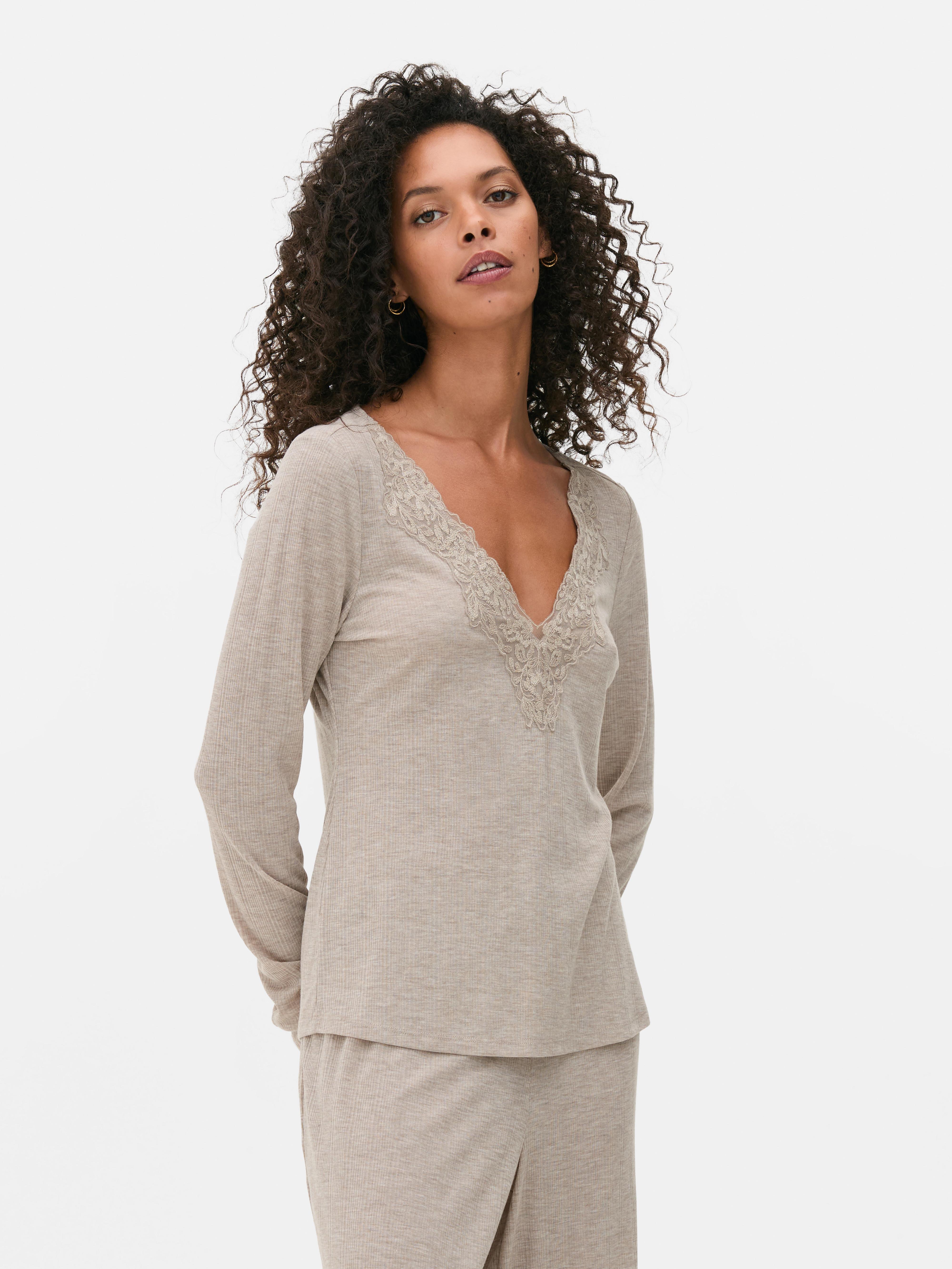 Camiseta de pijama con cuello de pico y encaje