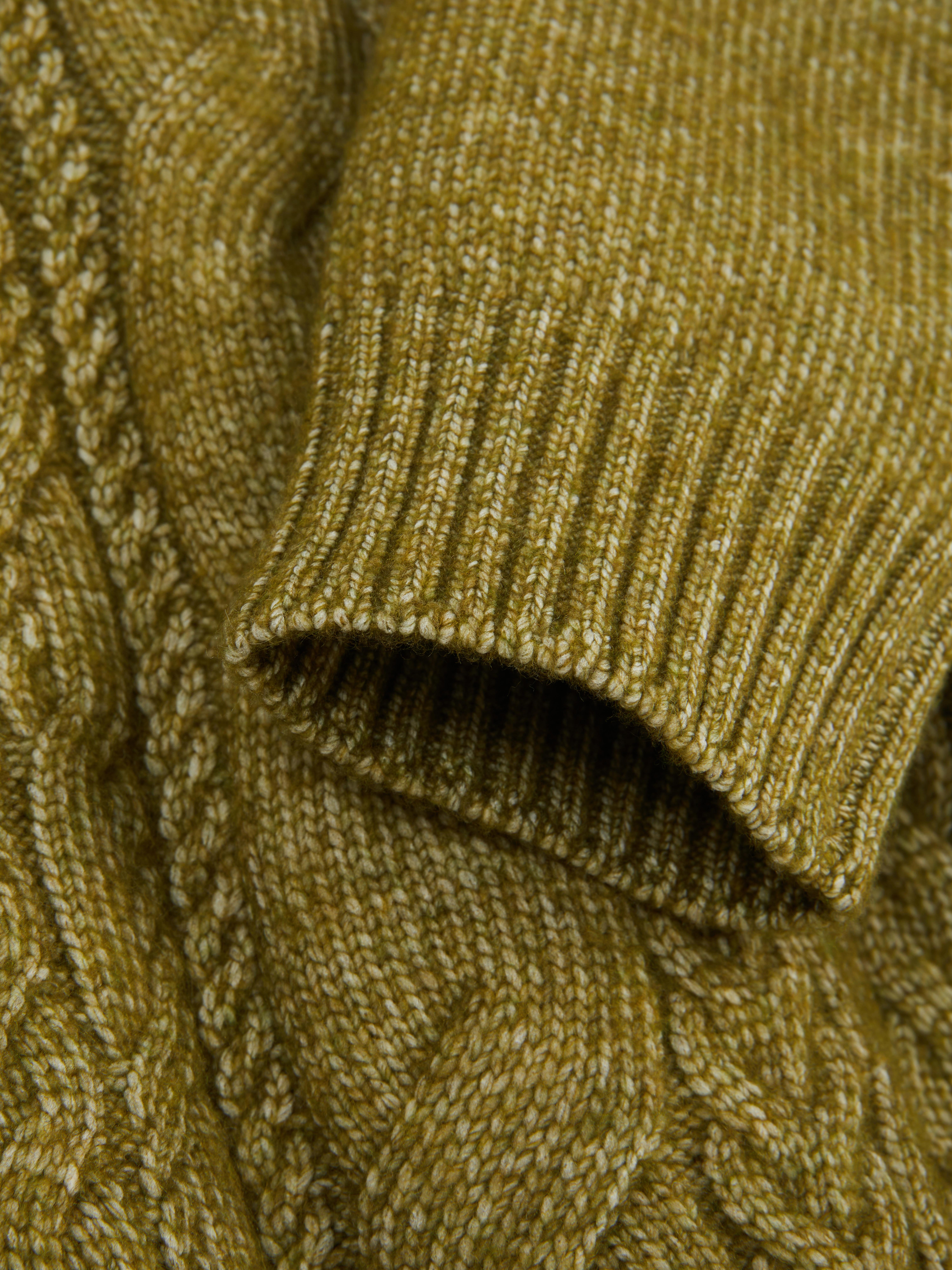 Maglia lavorata a trecce girocollo