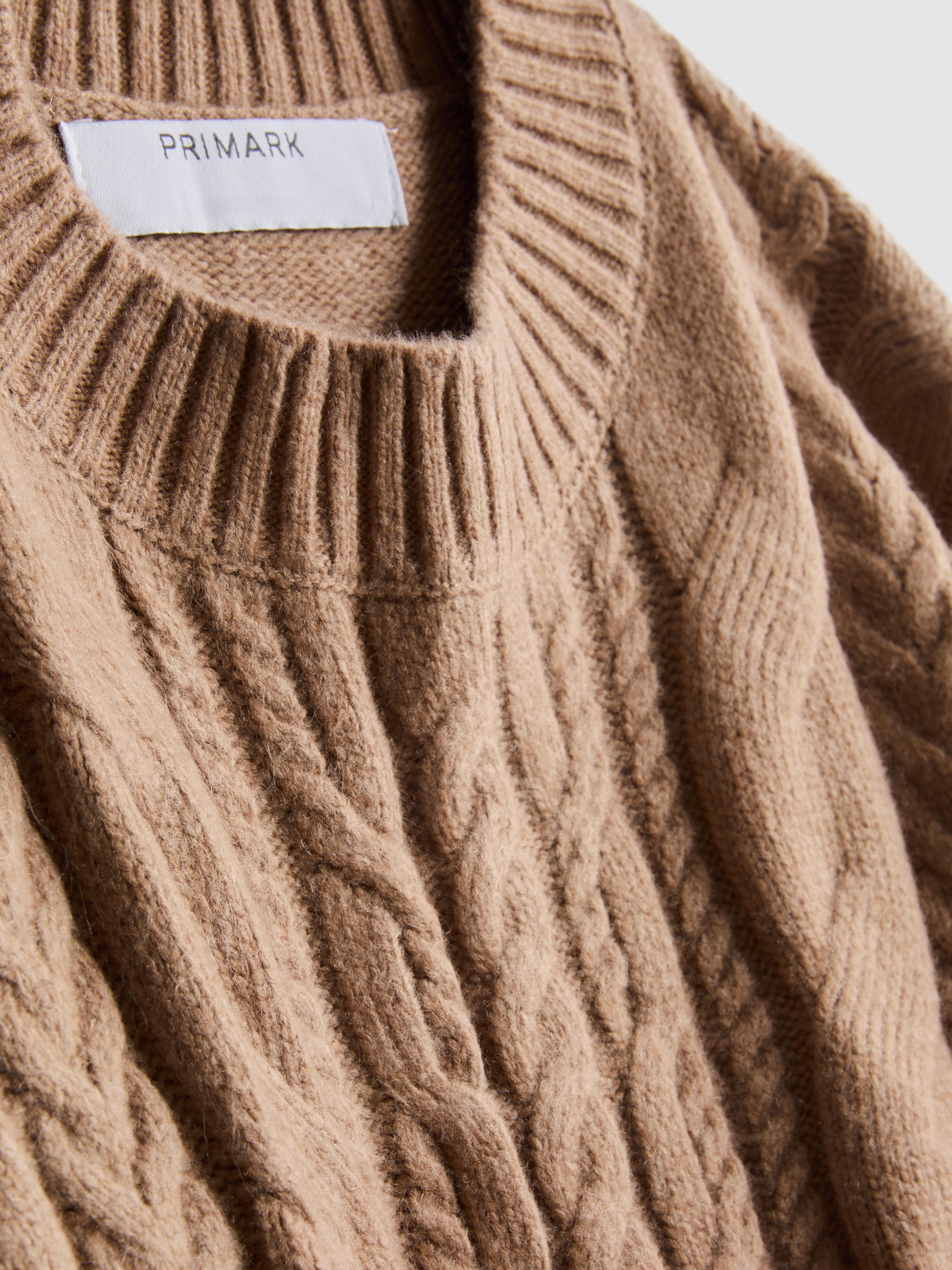 Maglia lavorata a trecce girocollo