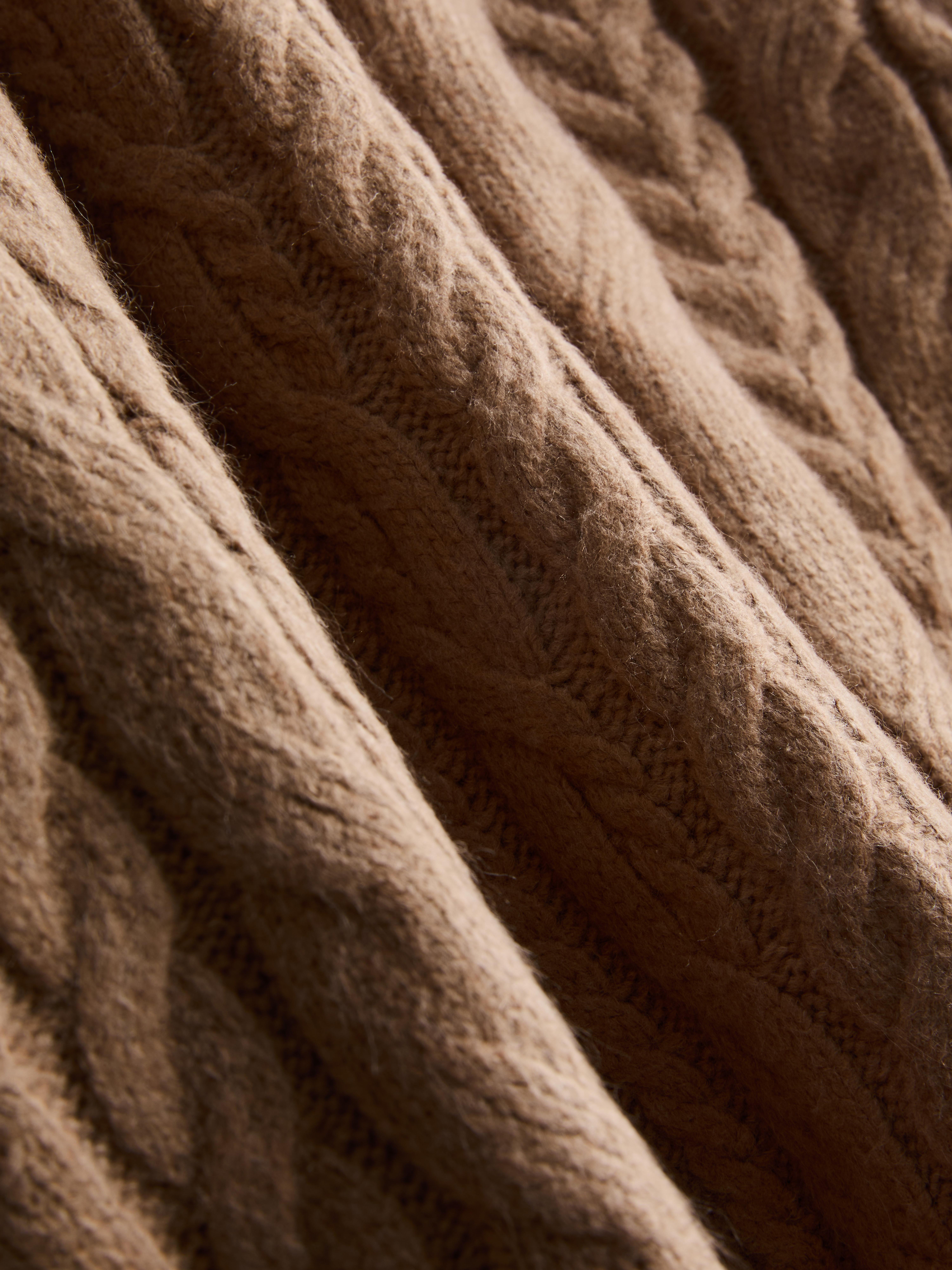 Maglia lavorata a trecce girocollo