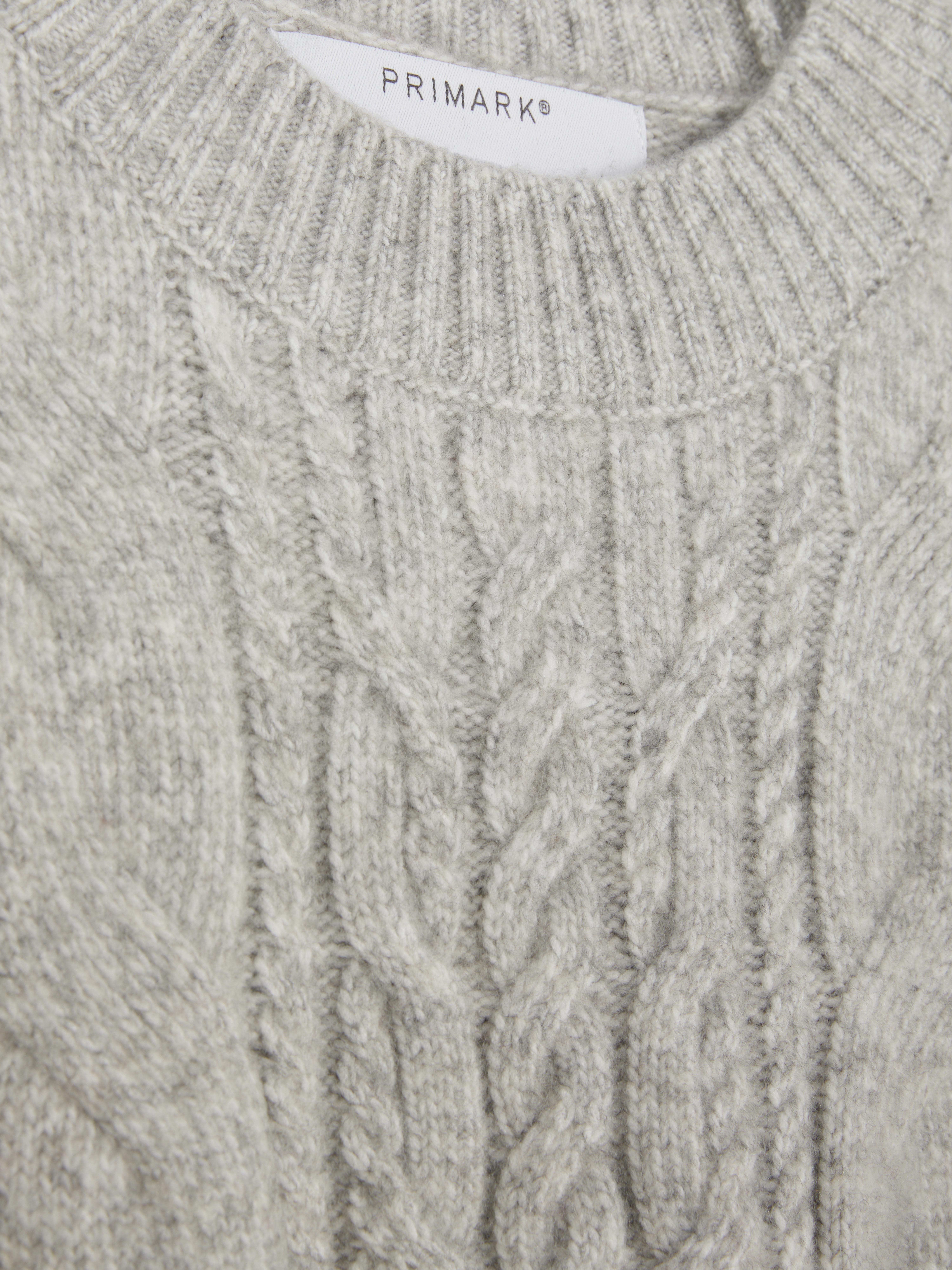 Maglia lavorata a trecce girocollo