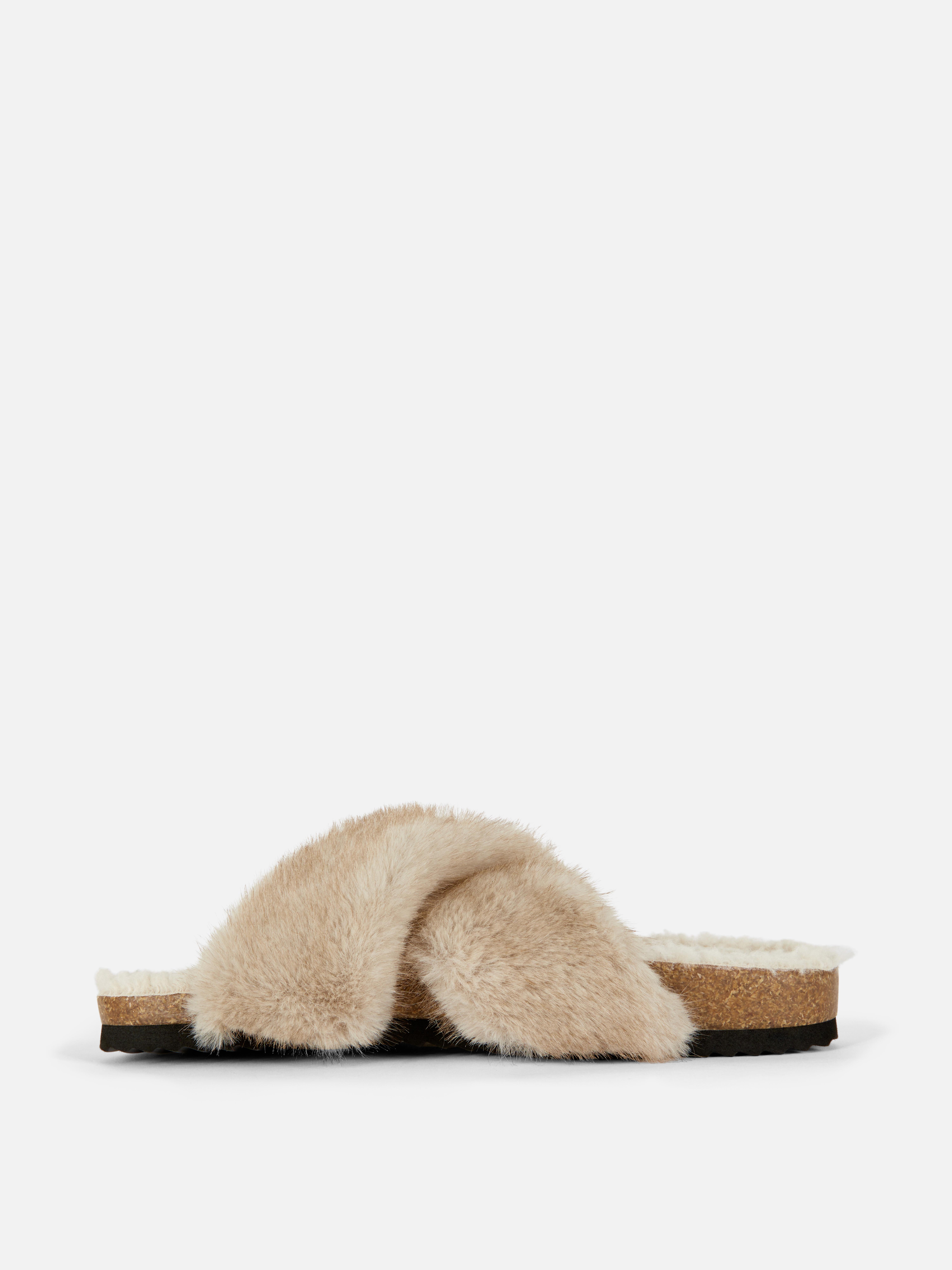 Flauschige Hausschuhe mit überkreuzten Riemen