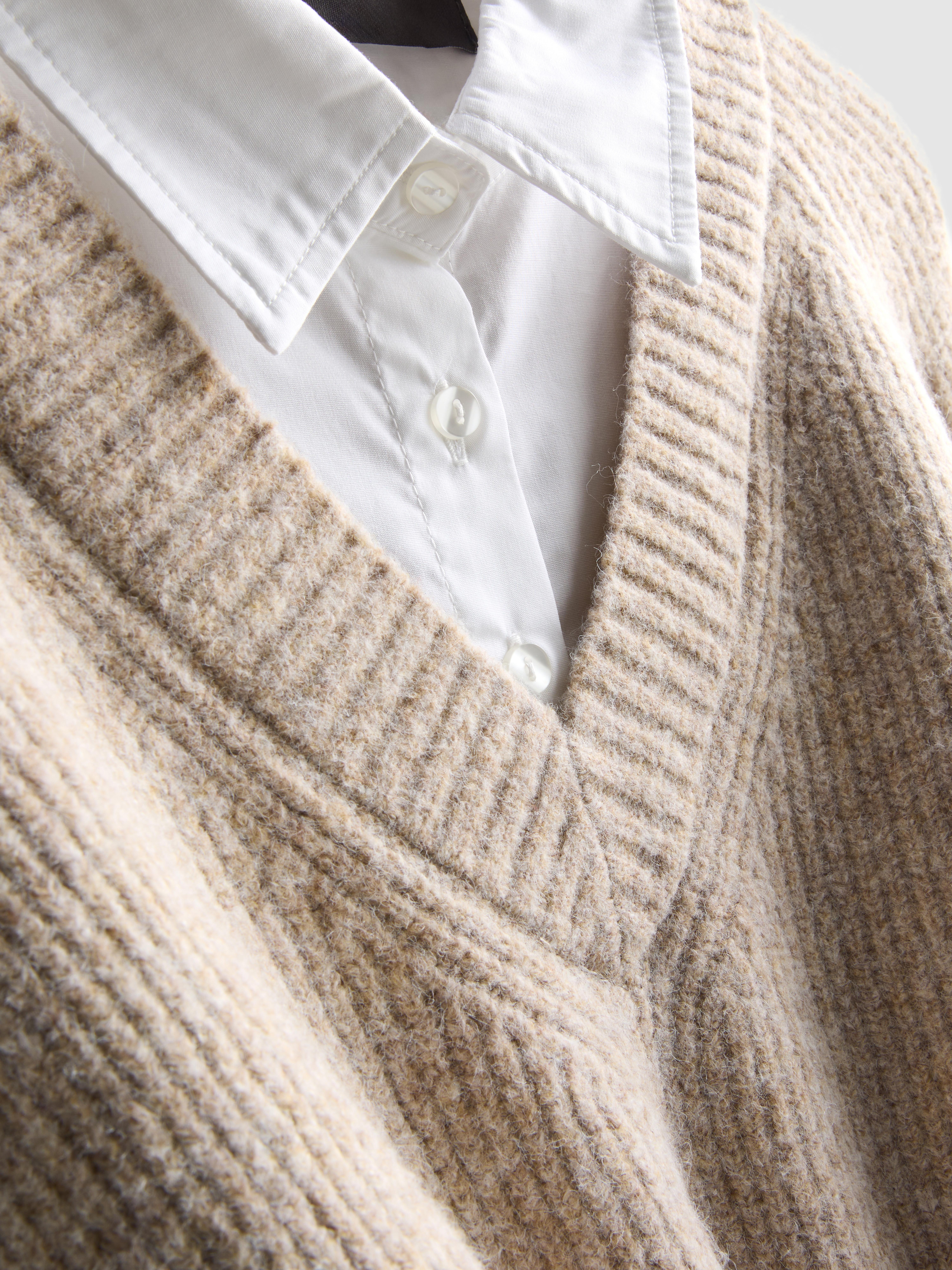 2-in-1-Strickpullover mit V-Ausschnitt