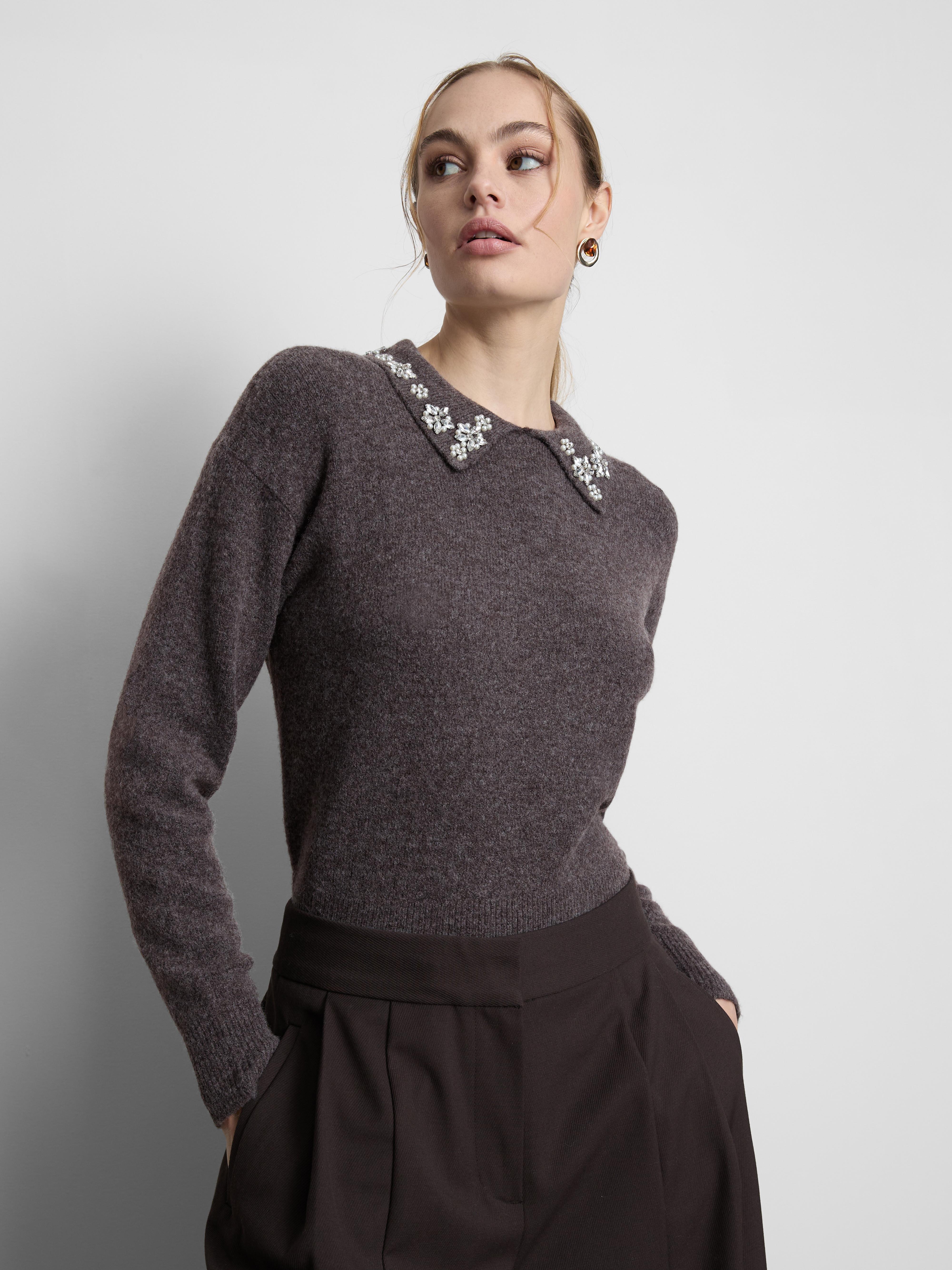 Pull à col orné de bijoux brodés