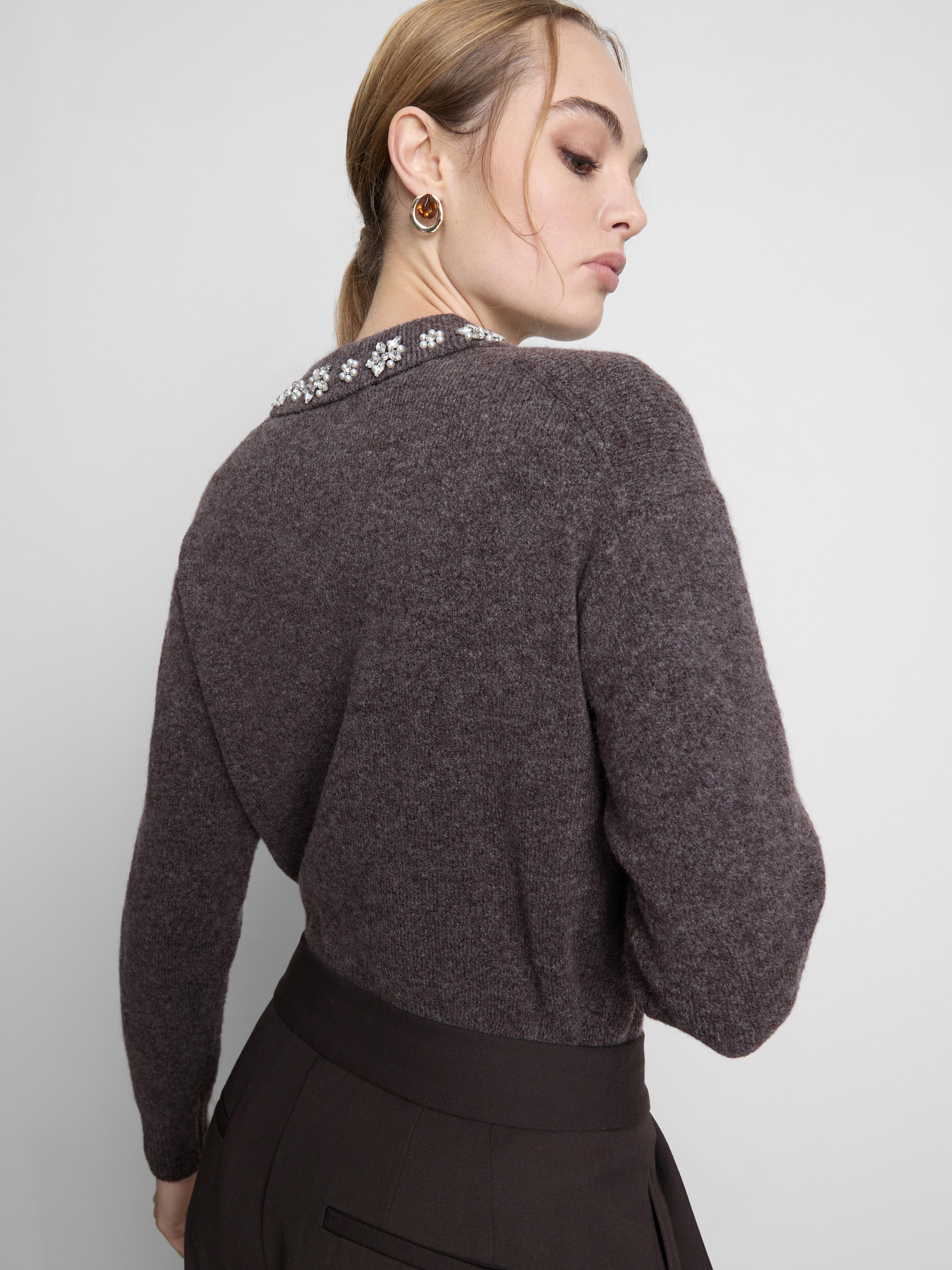Pull à col orné de bijoux brodés