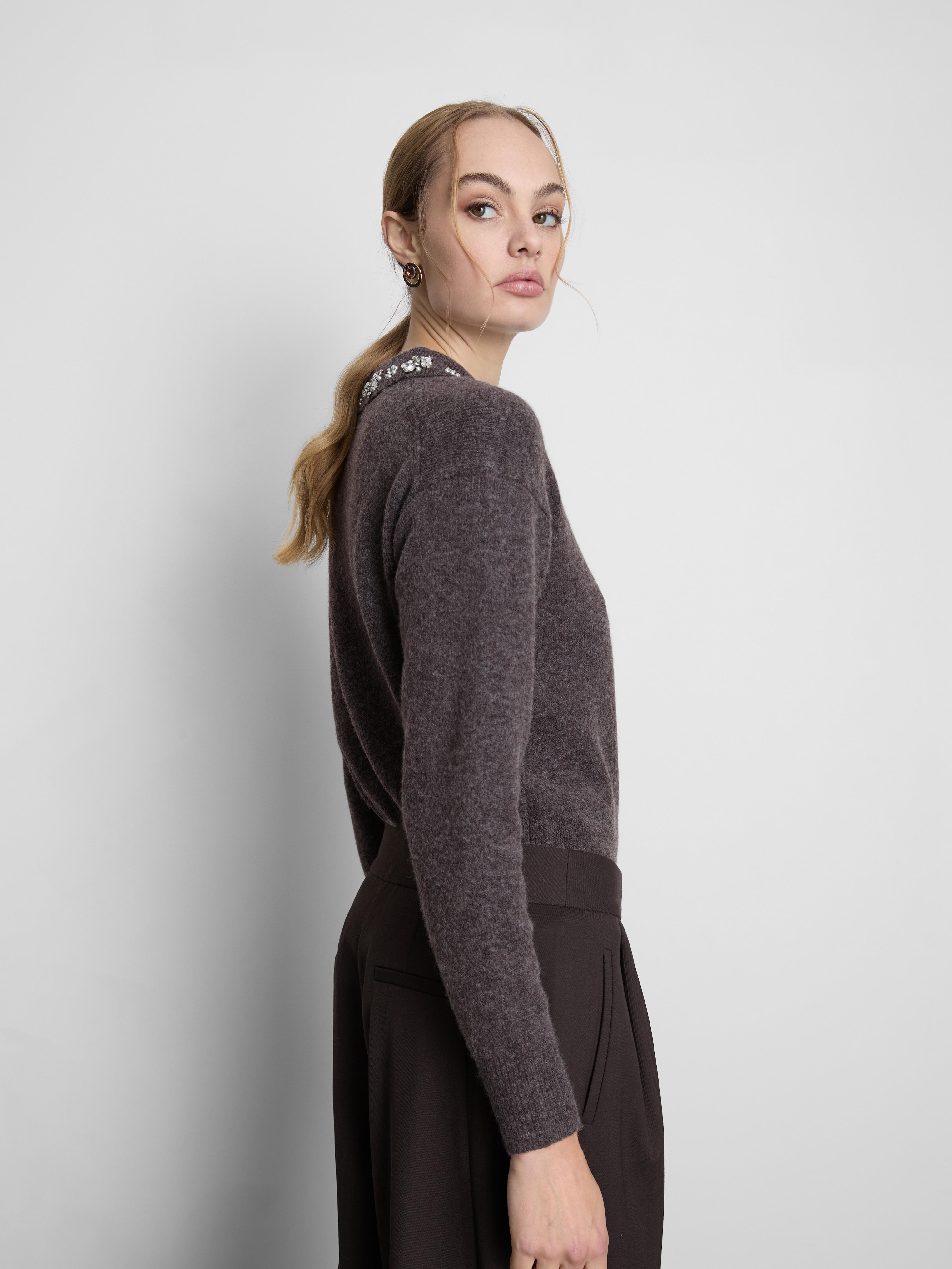 Pull à col orné de bijoux brodés