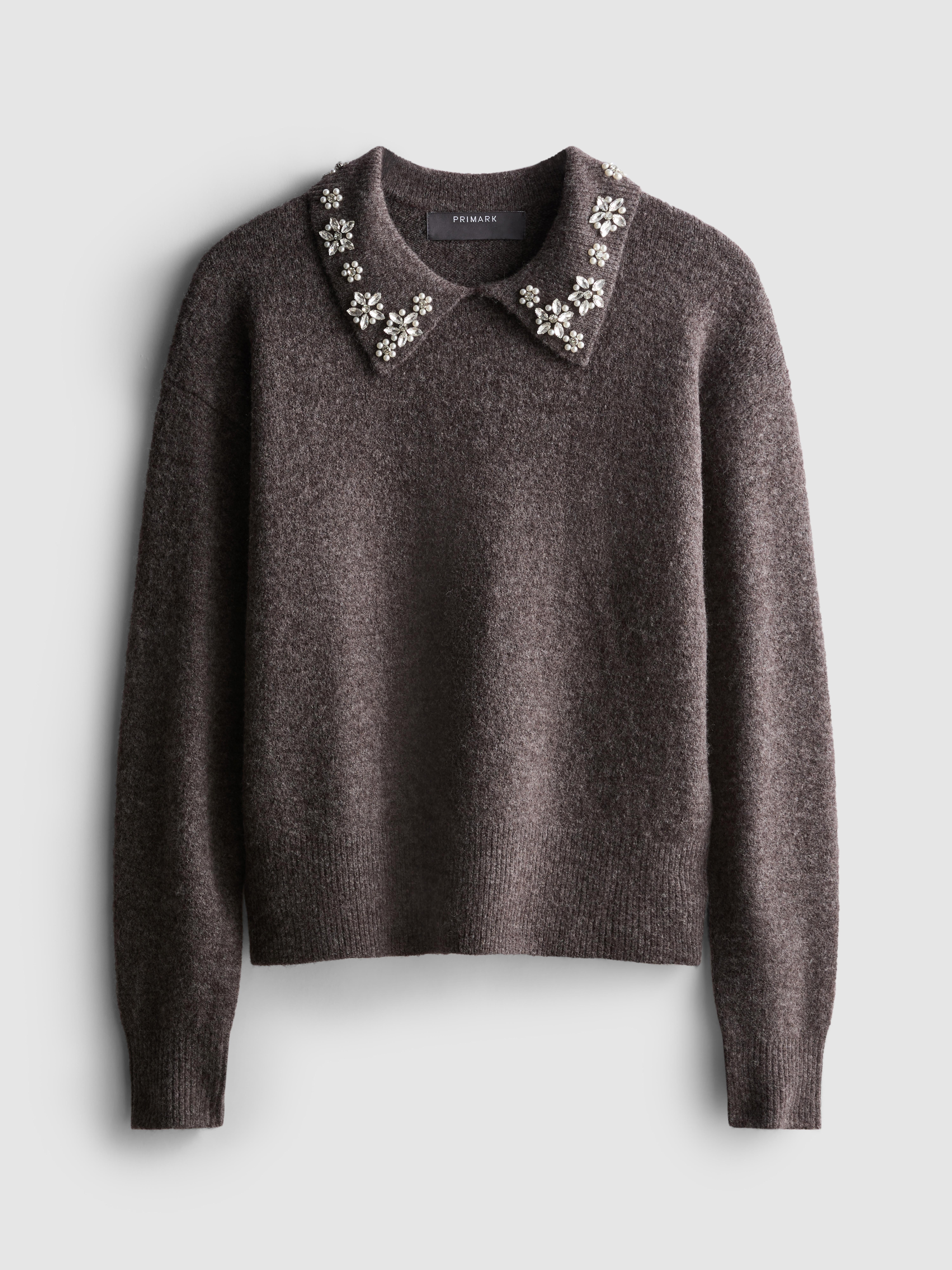 Pull à col orné de bijoux brodés