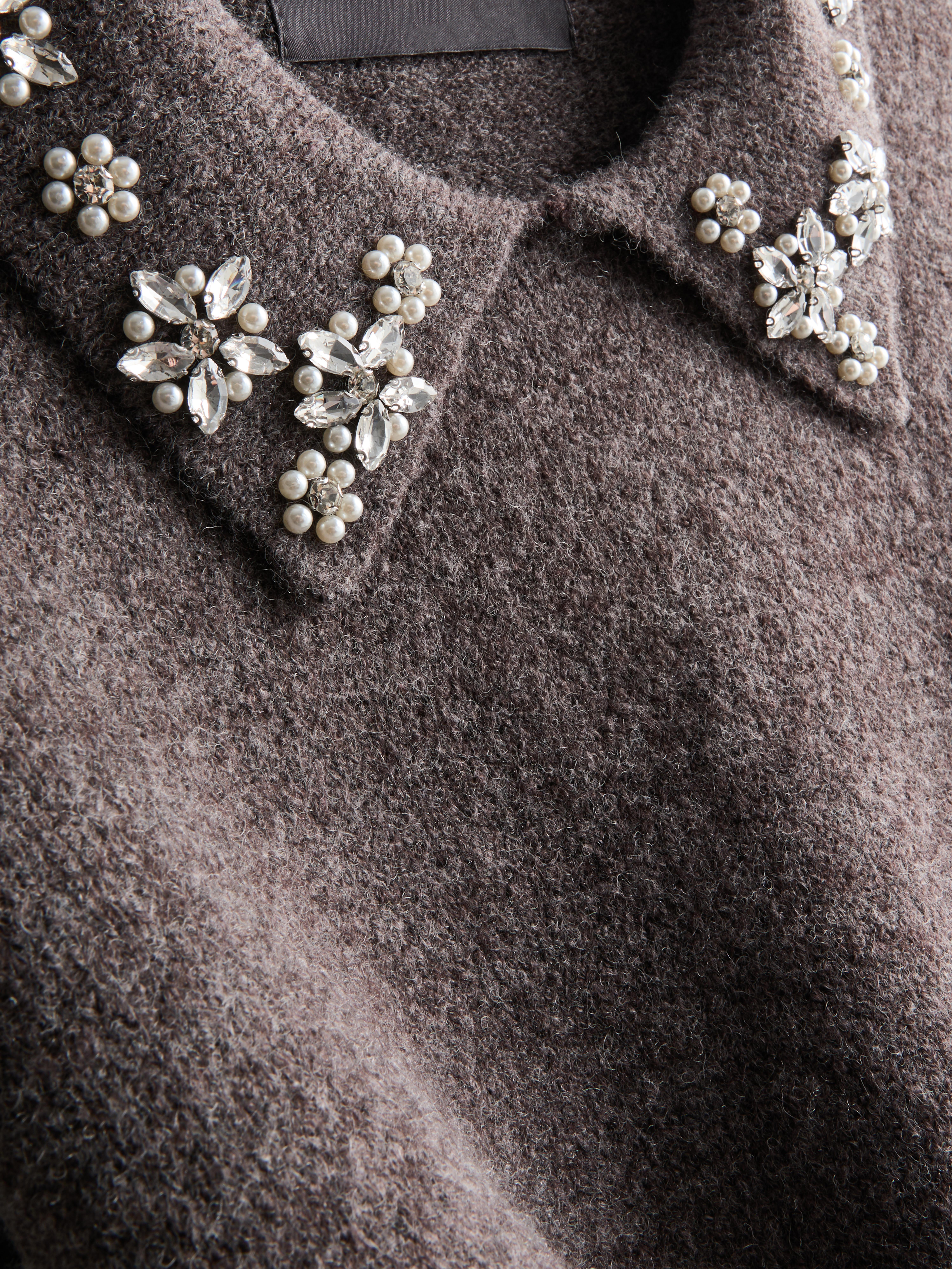 Pull à col orné de bijoux brodés