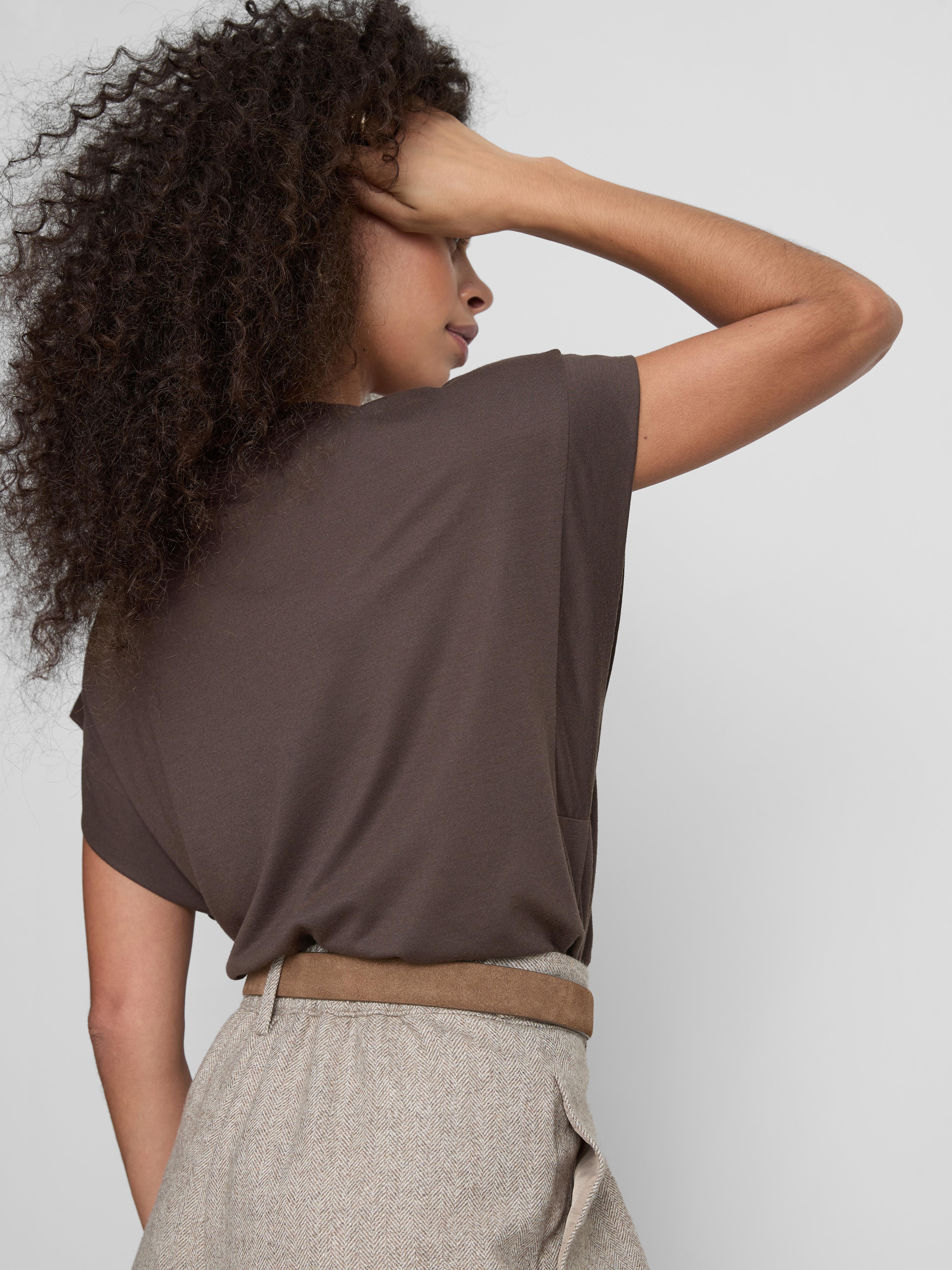 T-shirt comprida bainha curva