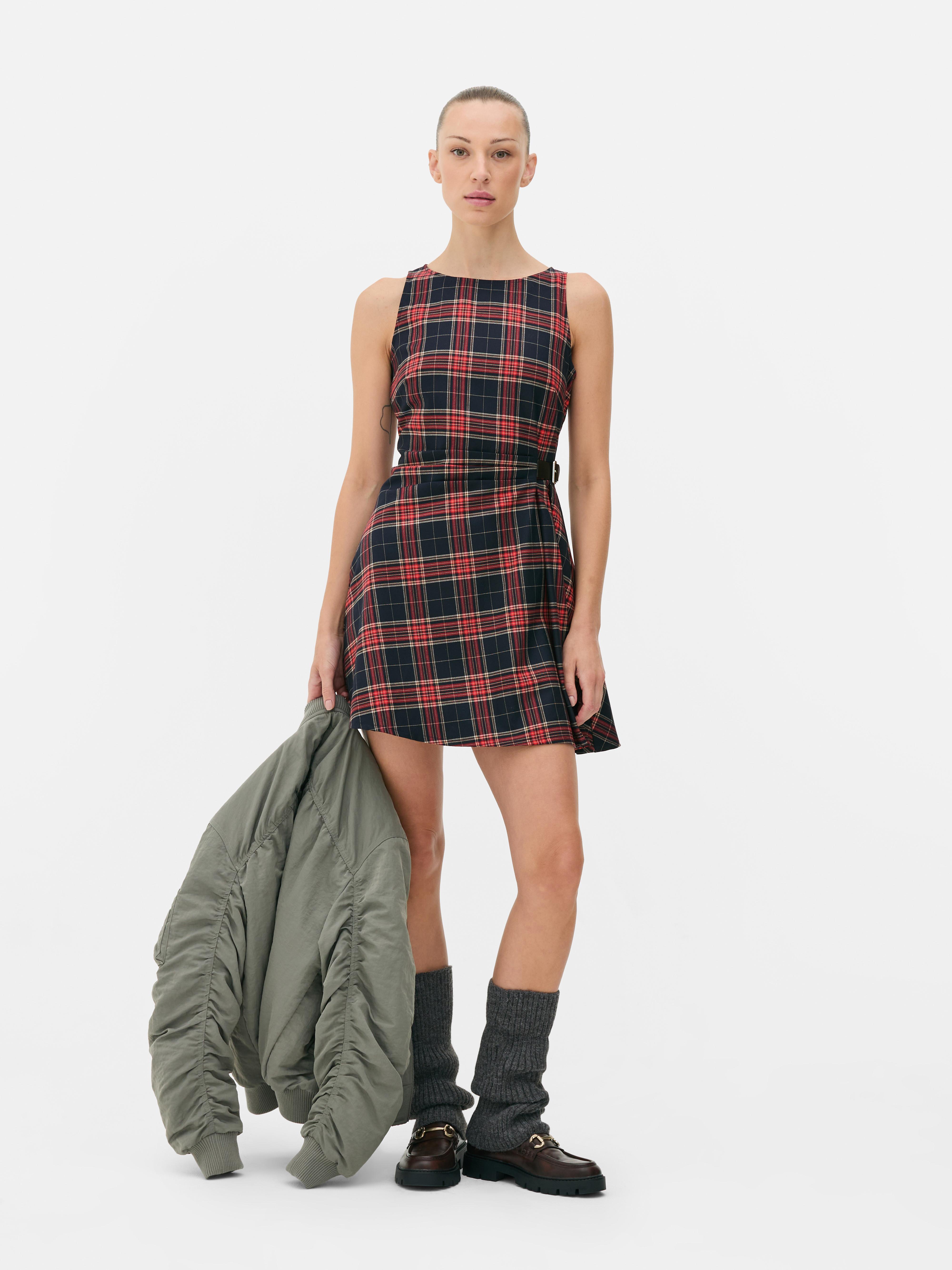 Vestido mini tipo kilt padrão tartan Rita Ora