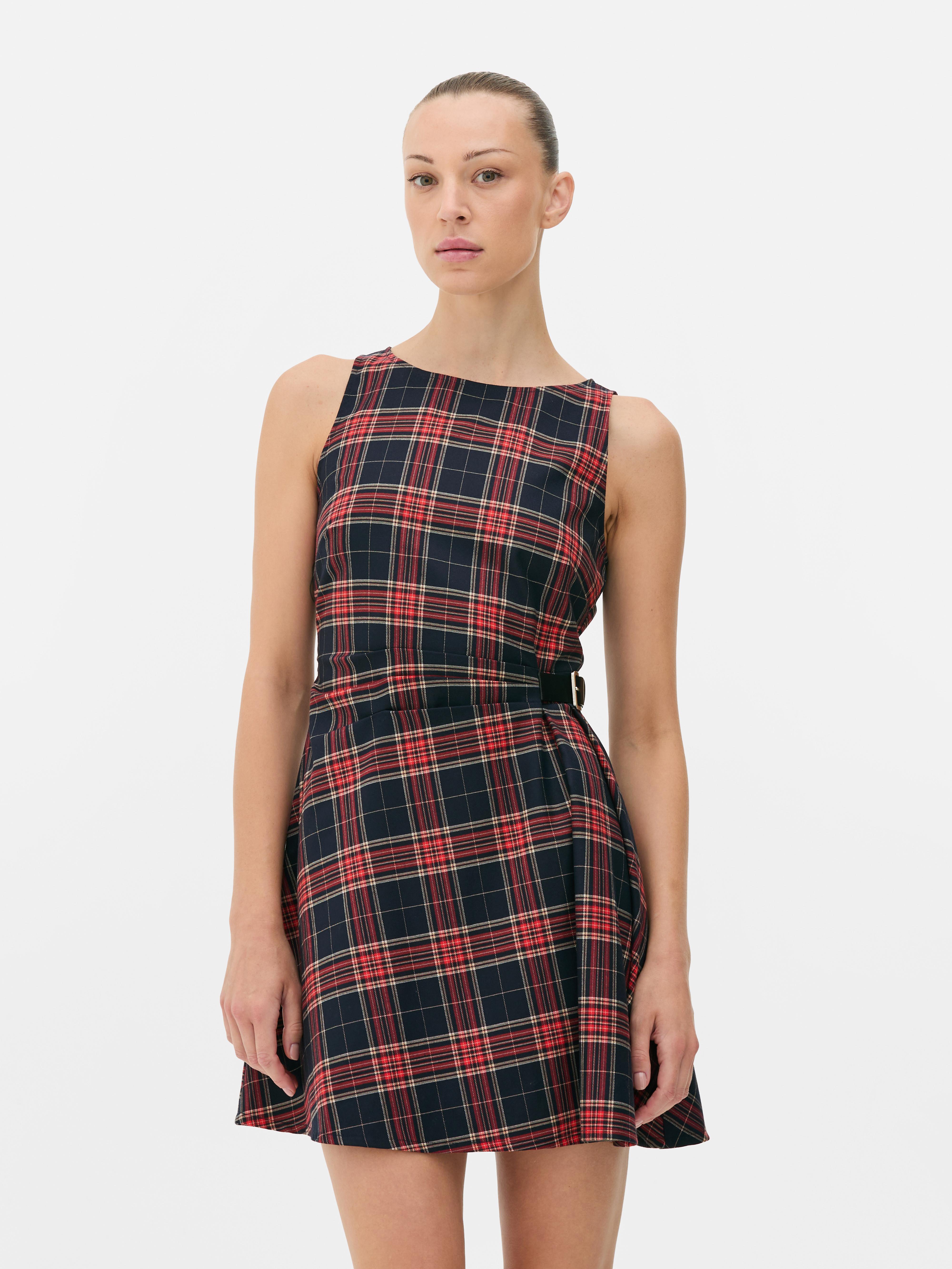Vestido mini tipo kilt padrão tartan Rita Ora