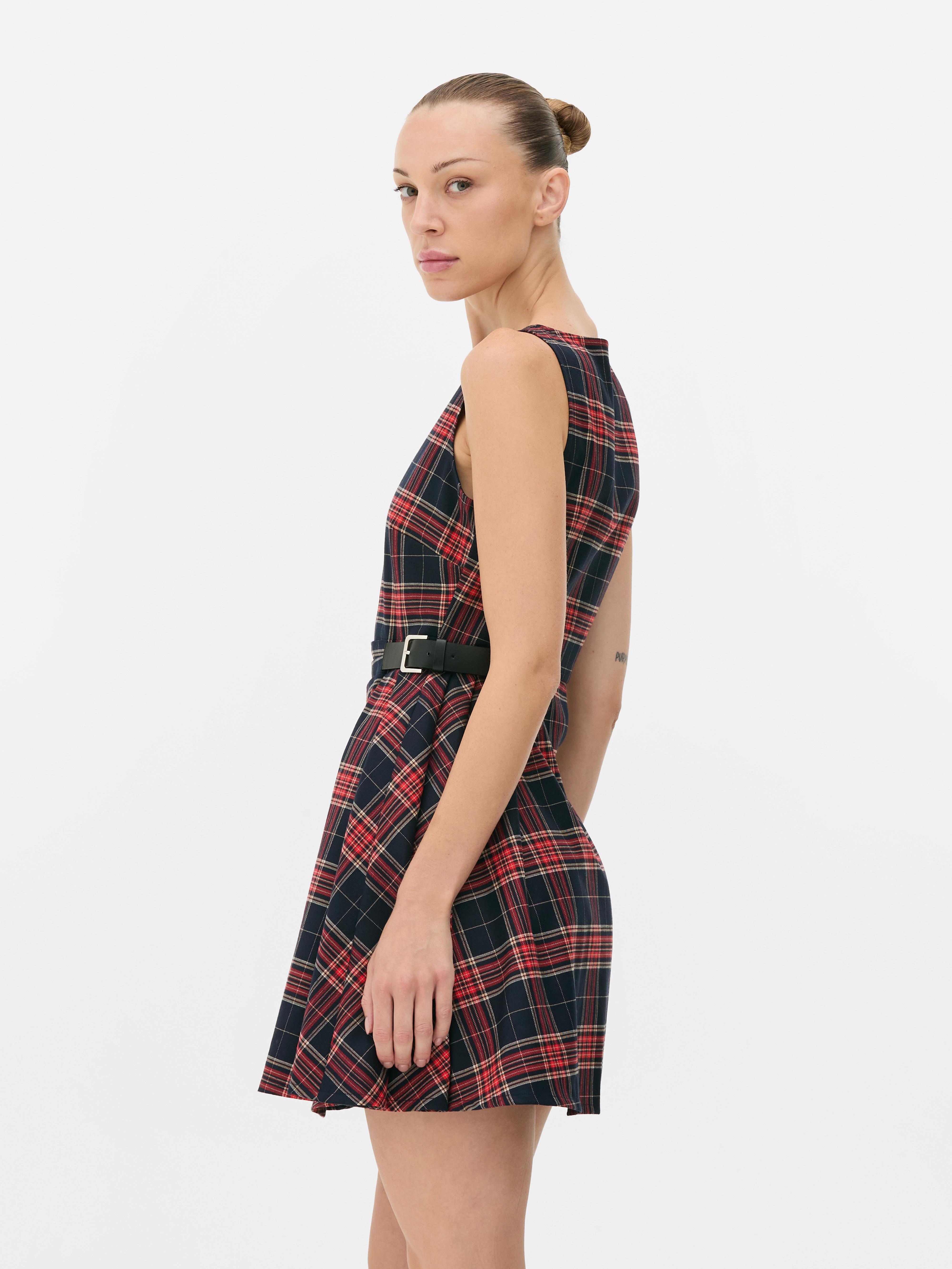 Vestido mini tipo kilt padrão tartan Rita Ora