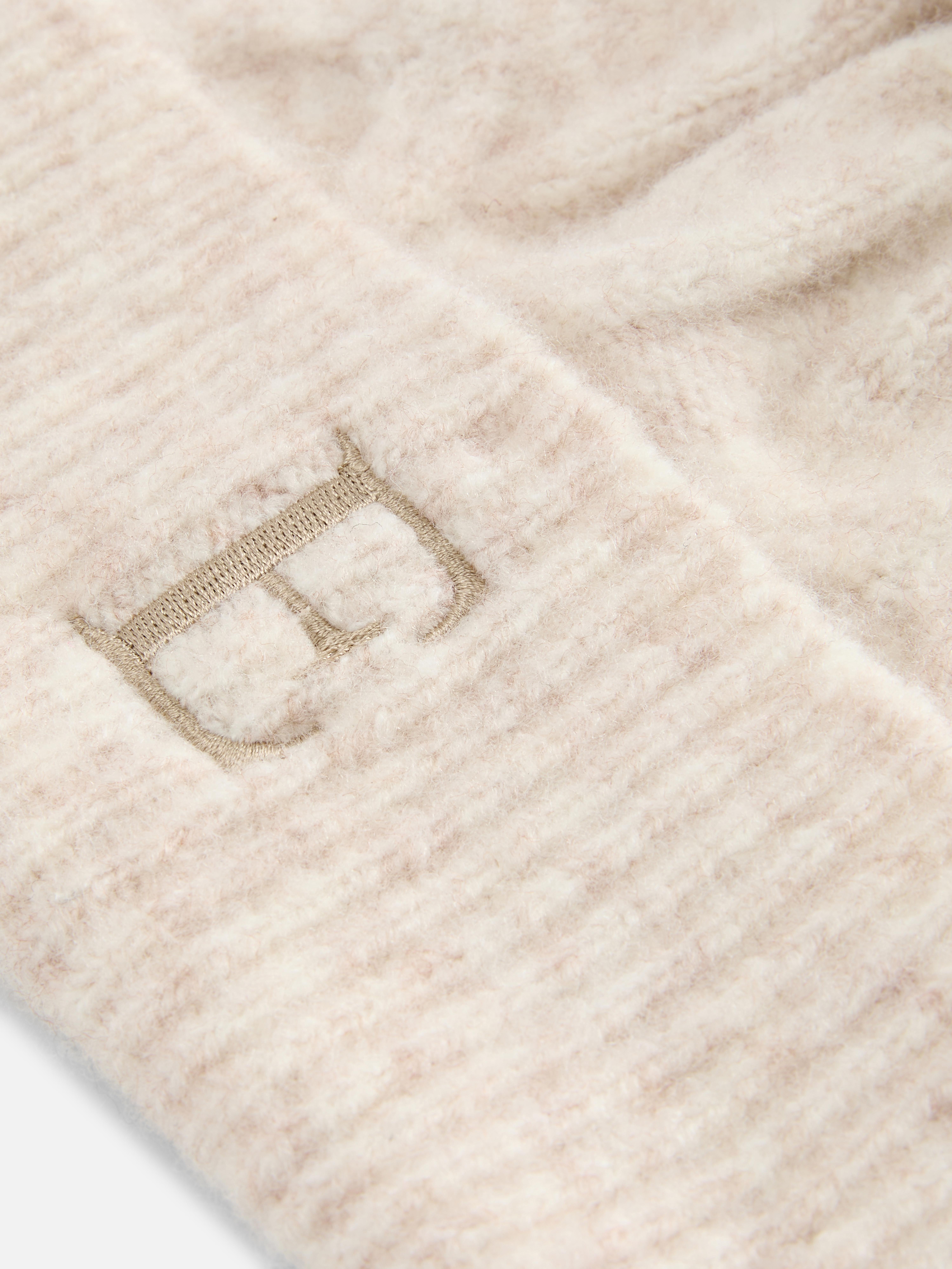 Berretto in maglia a trecce con ricamo