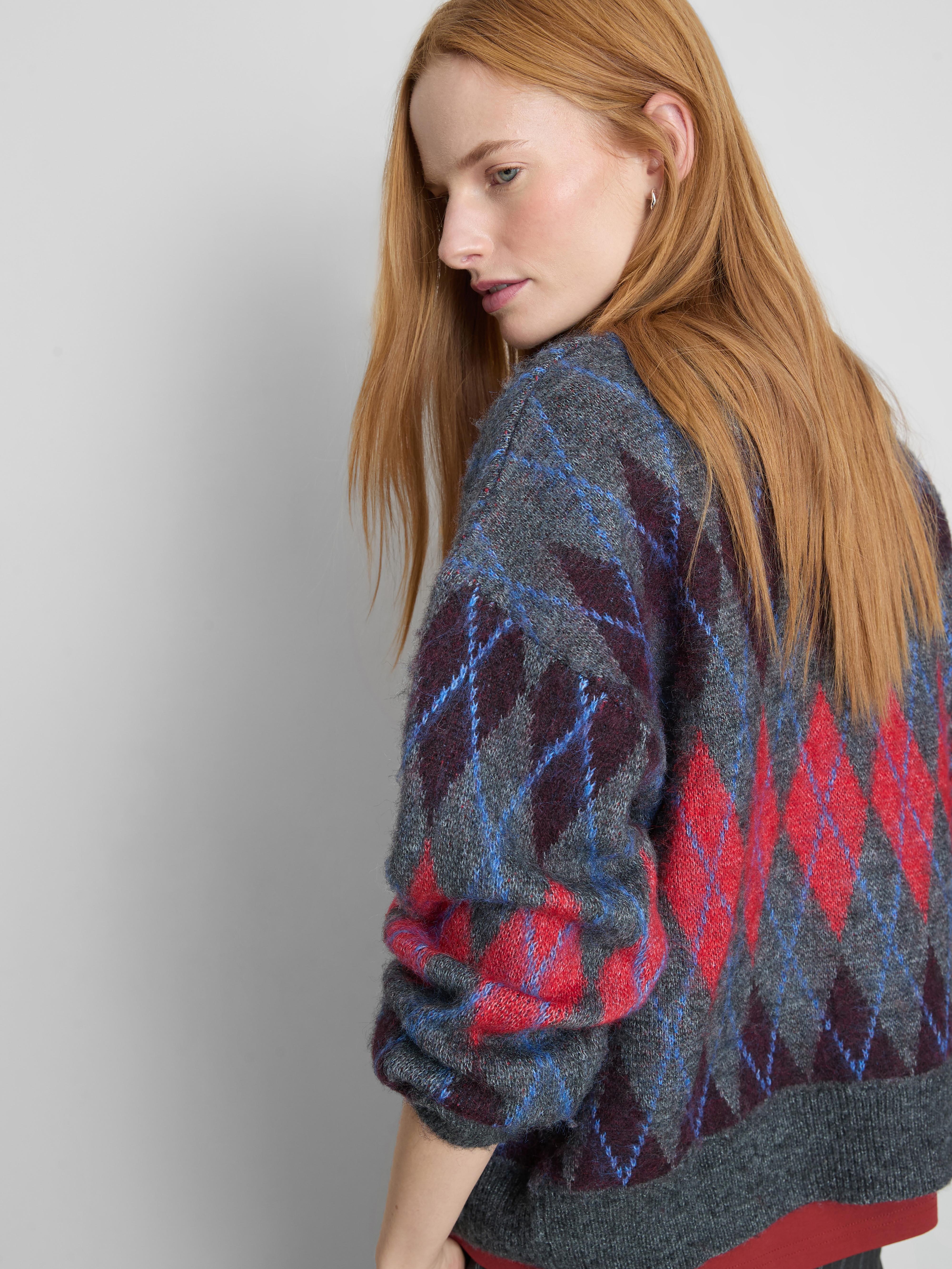 Sproščen pulover z argylskim vzorcem