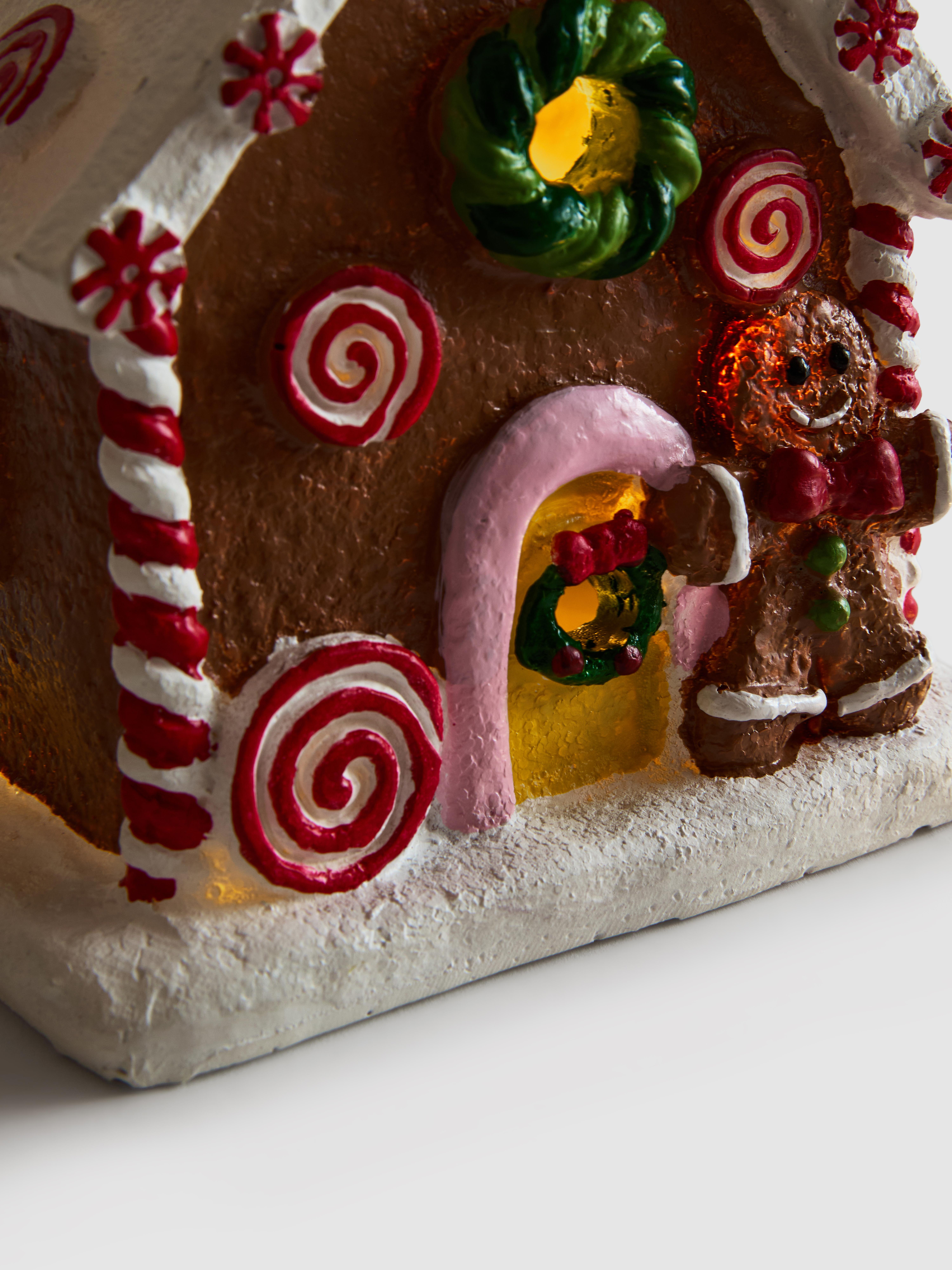 Ornament casă din turtă dulce cu LED