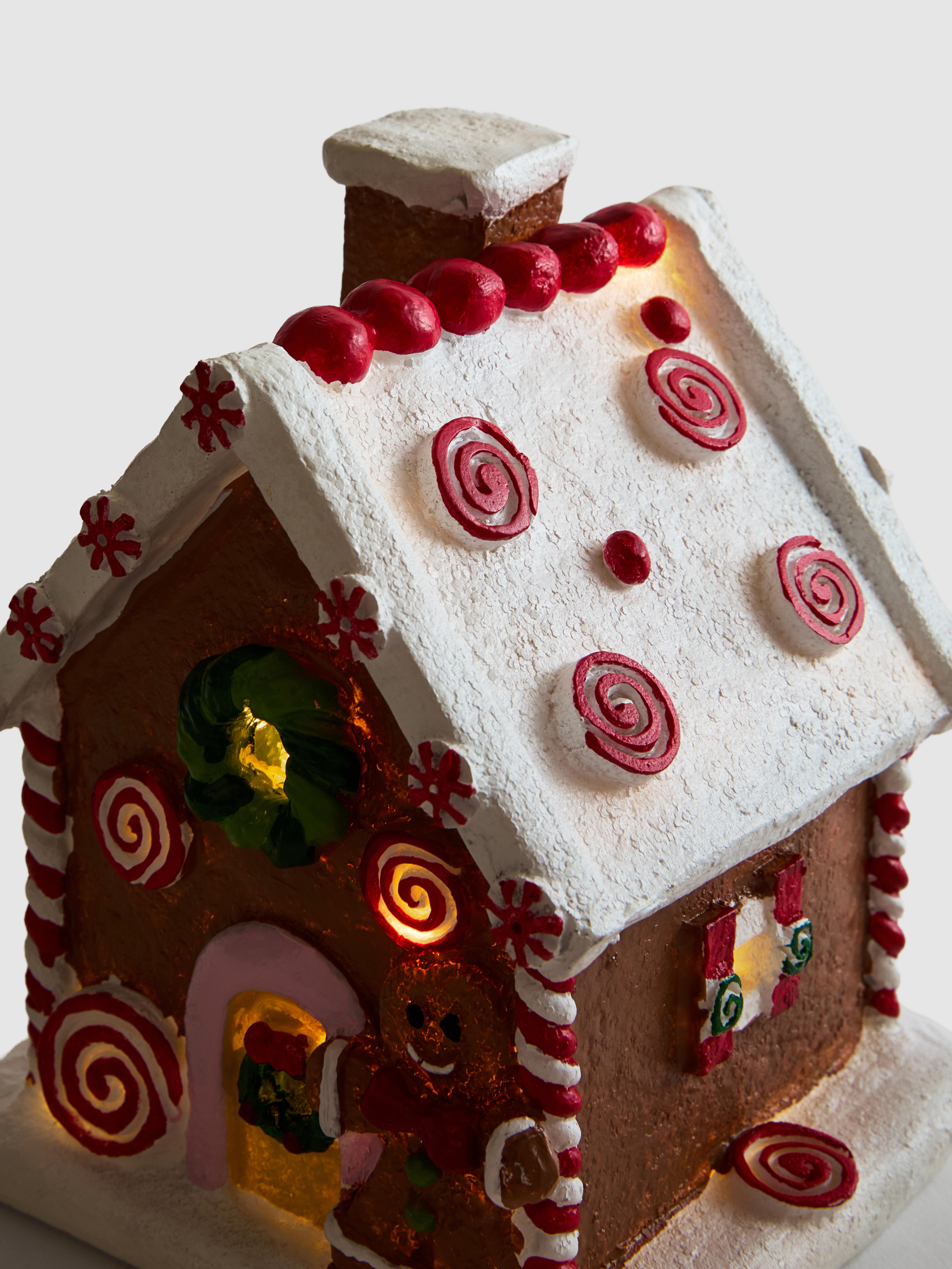 Ornament casă din turtă dulce cu LED