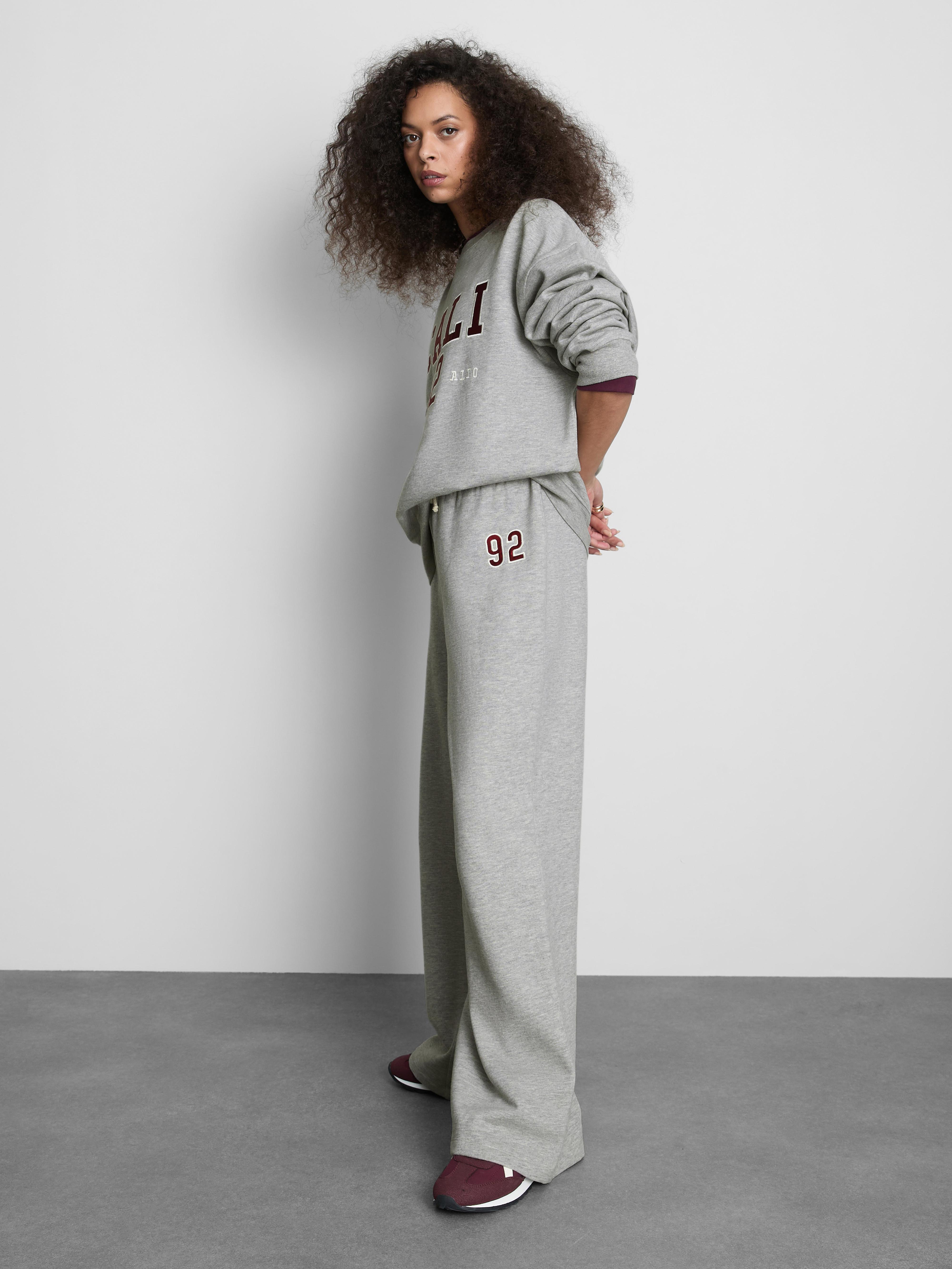 Bawełniane joggery z szerokimi nogawkami i haftem 92