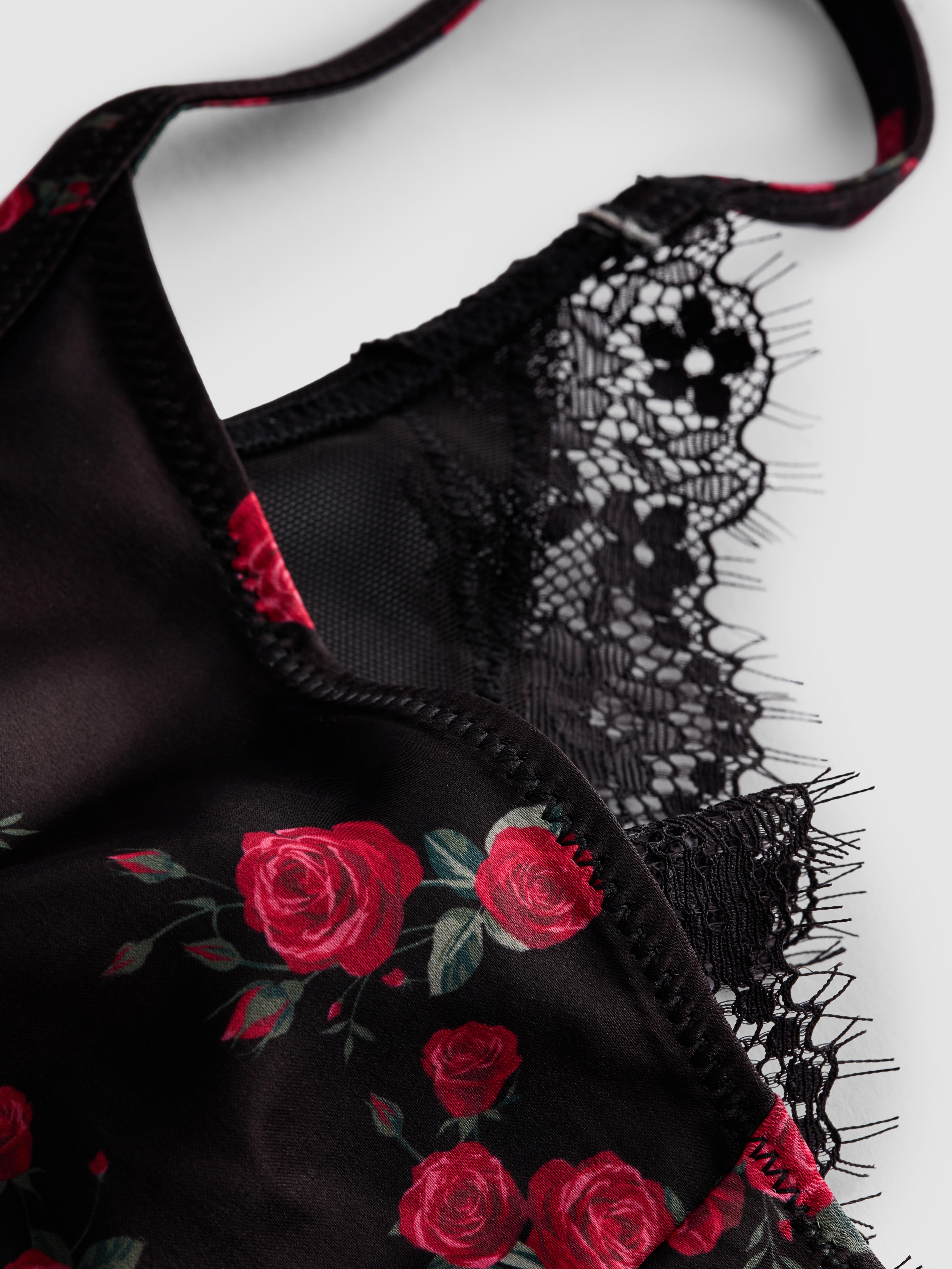 Satynowy trójkątny biustonosz i stringi z koronką