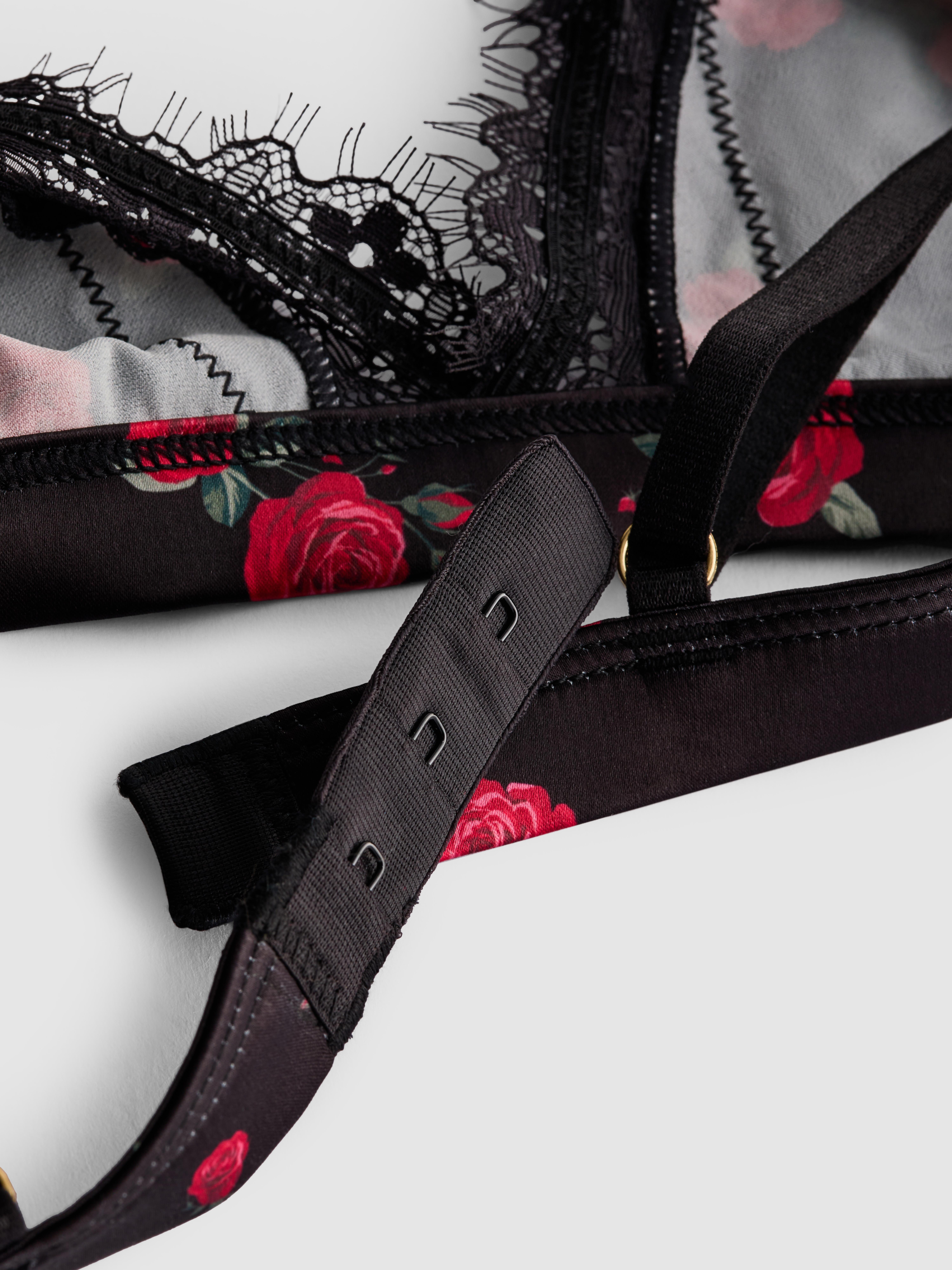 Satynowy trójkątny biustonosz i stringi z koronką