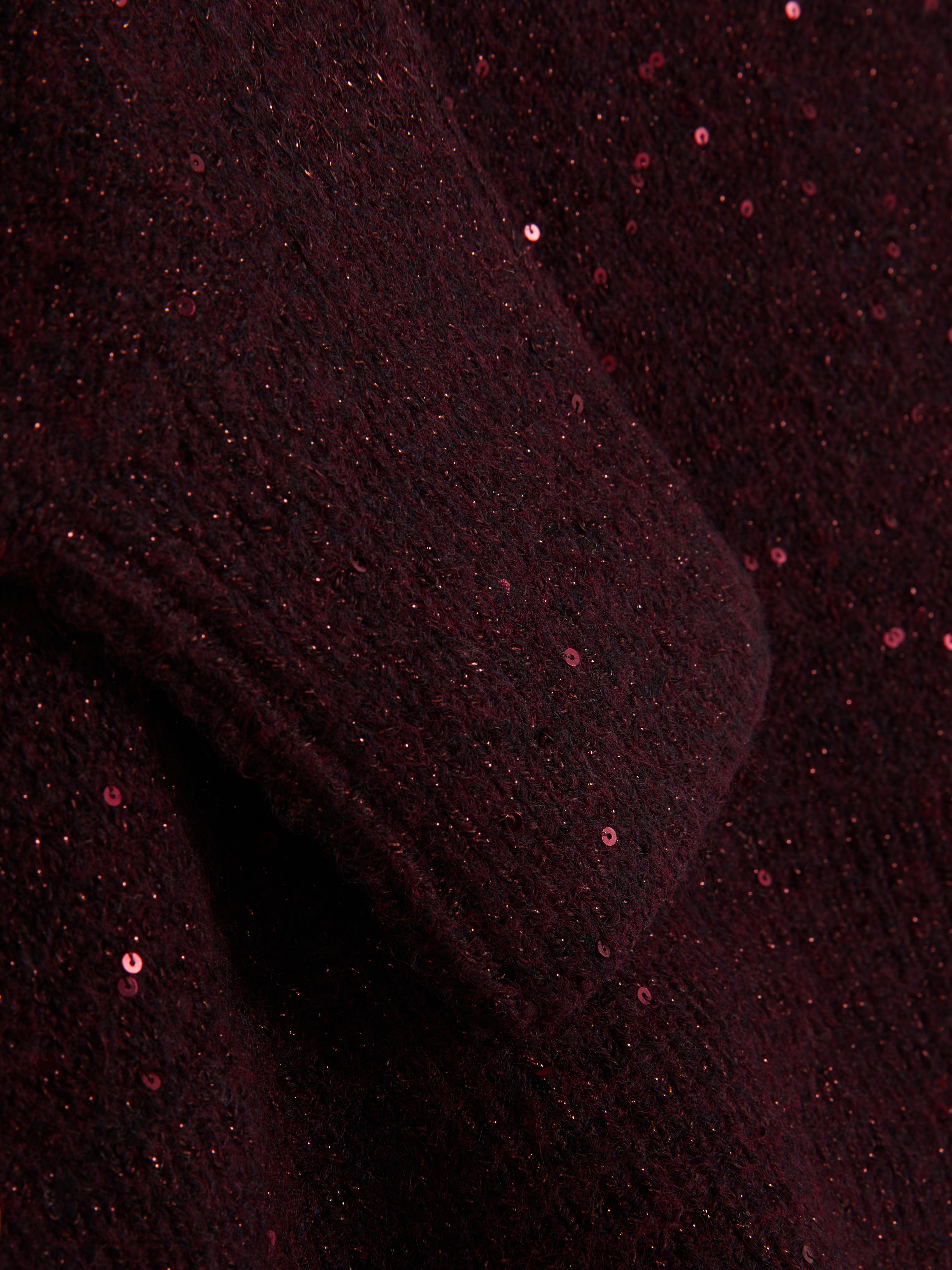 Glitzernder Pullover mit U-Boot-Ausschnitt