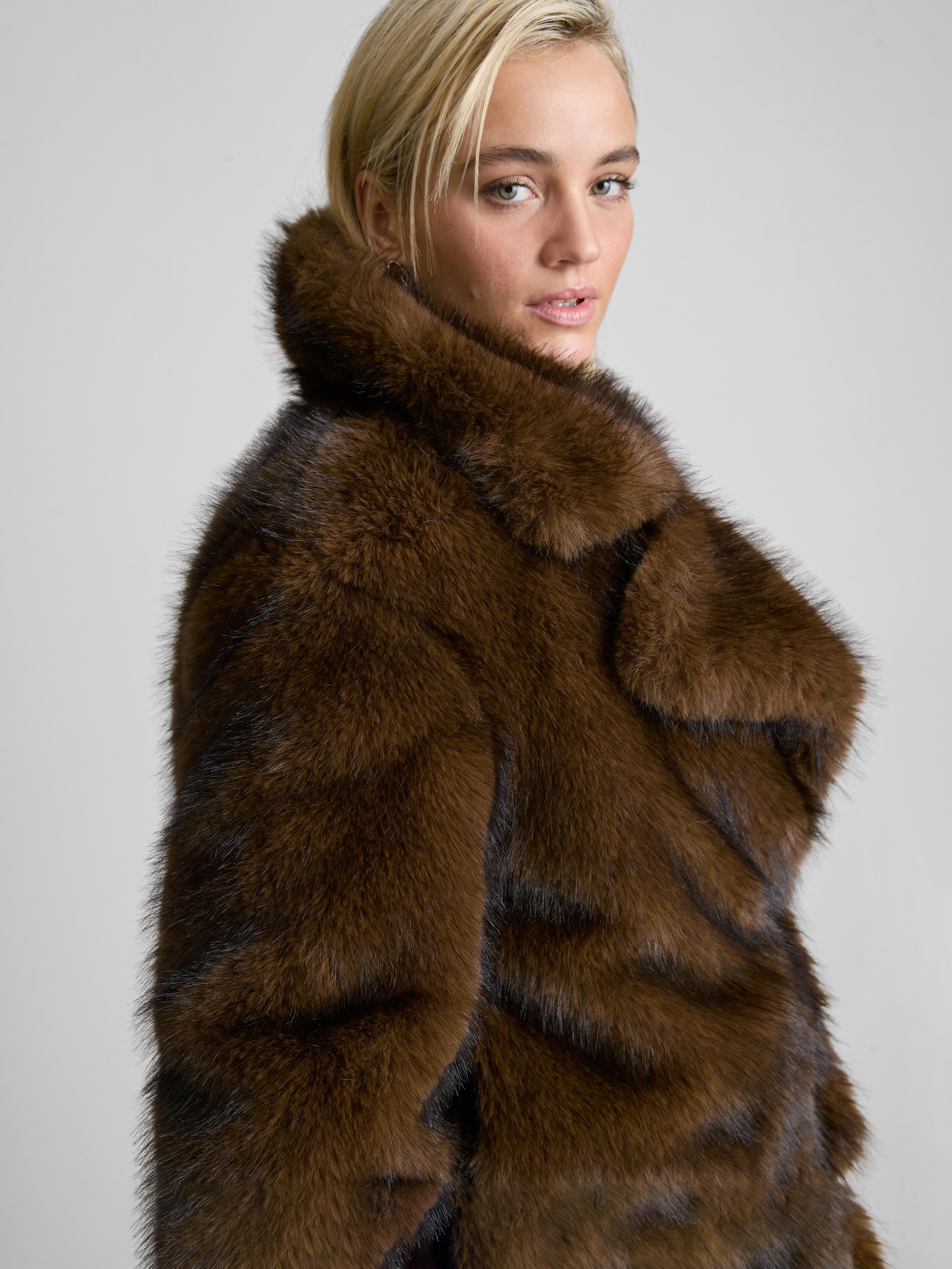 Veste courte en fausse fourrure