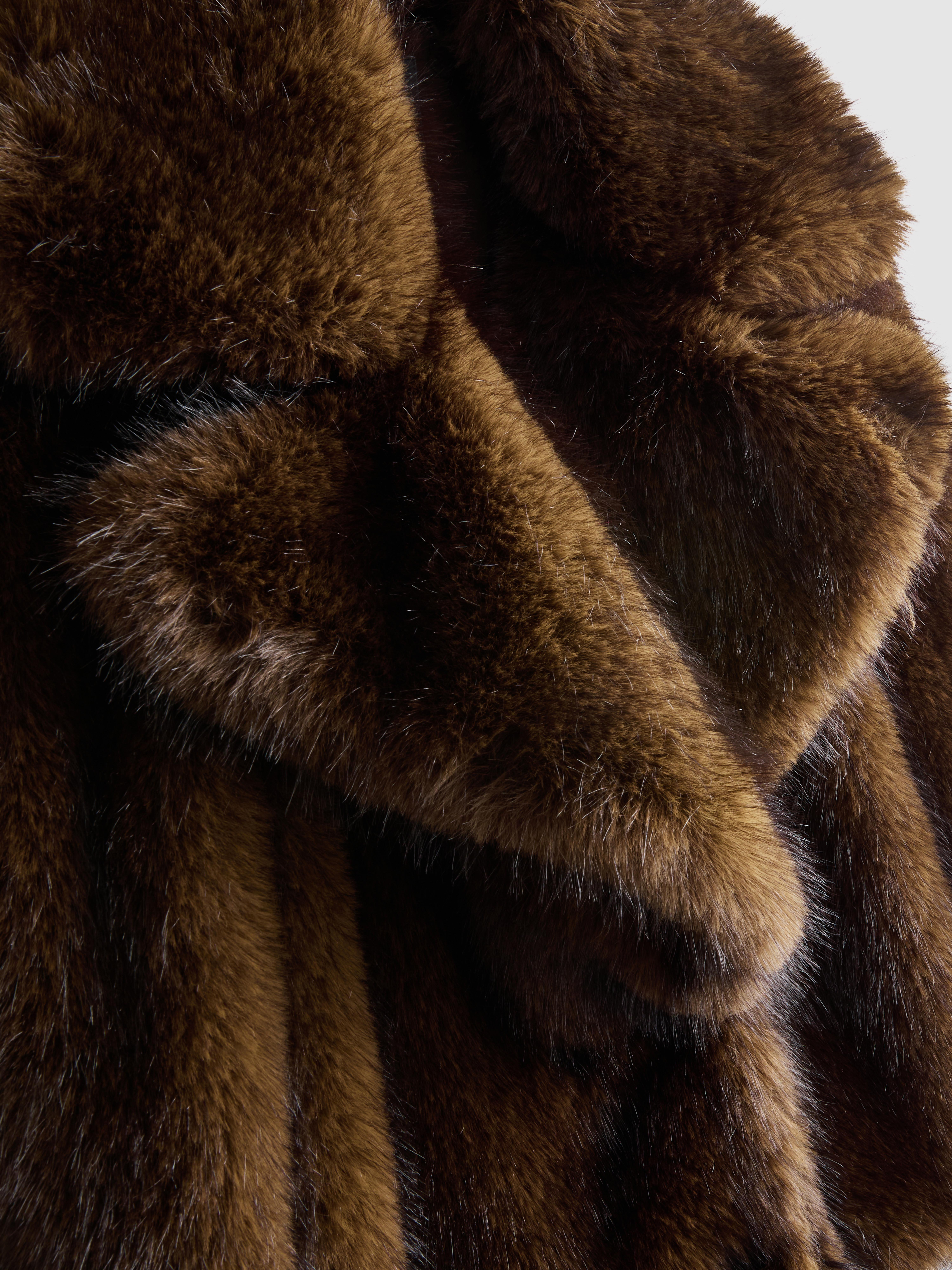 Veste courte en fausse fourrure