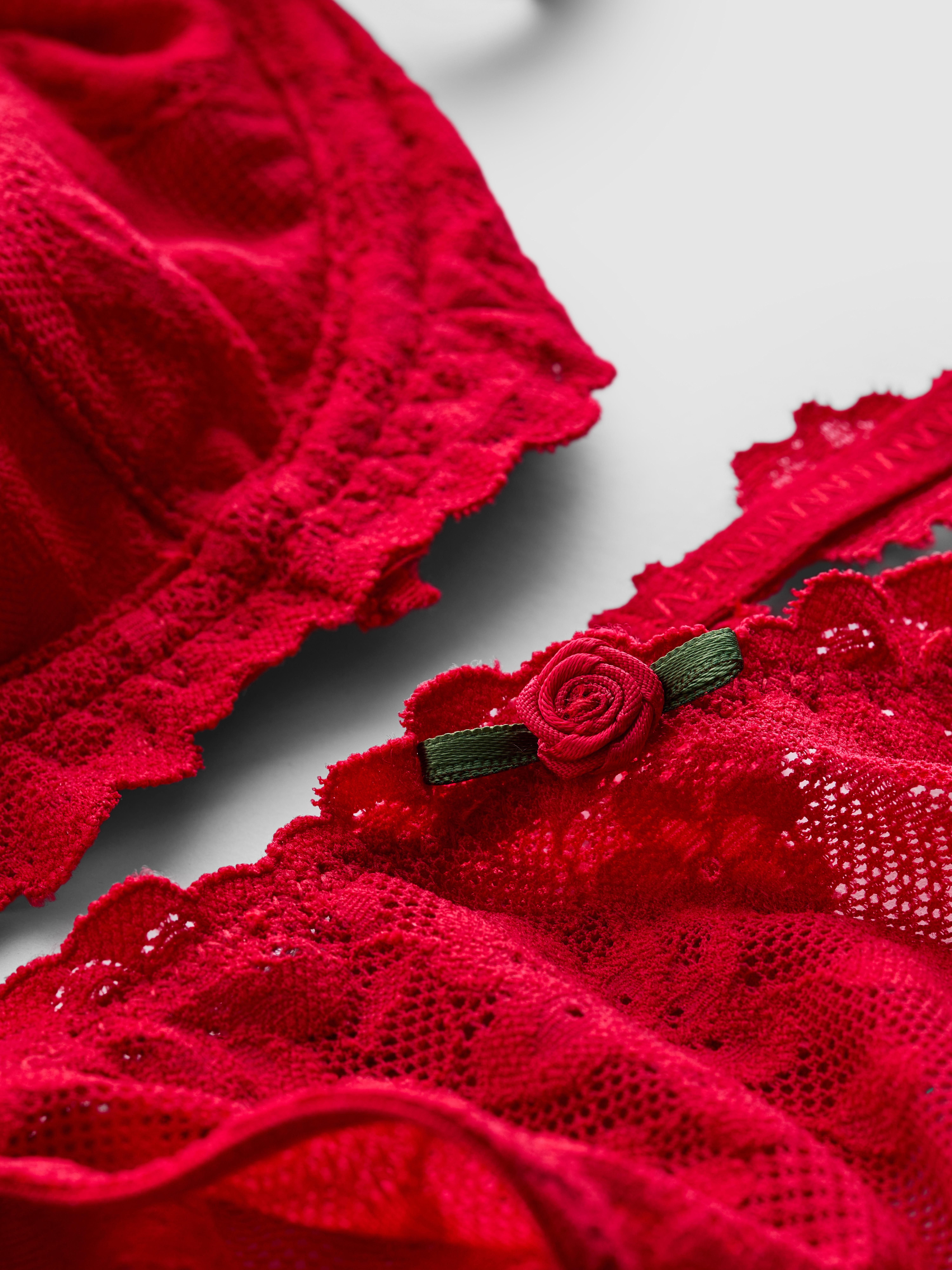 Kanten lingerieset met balcony bh en string