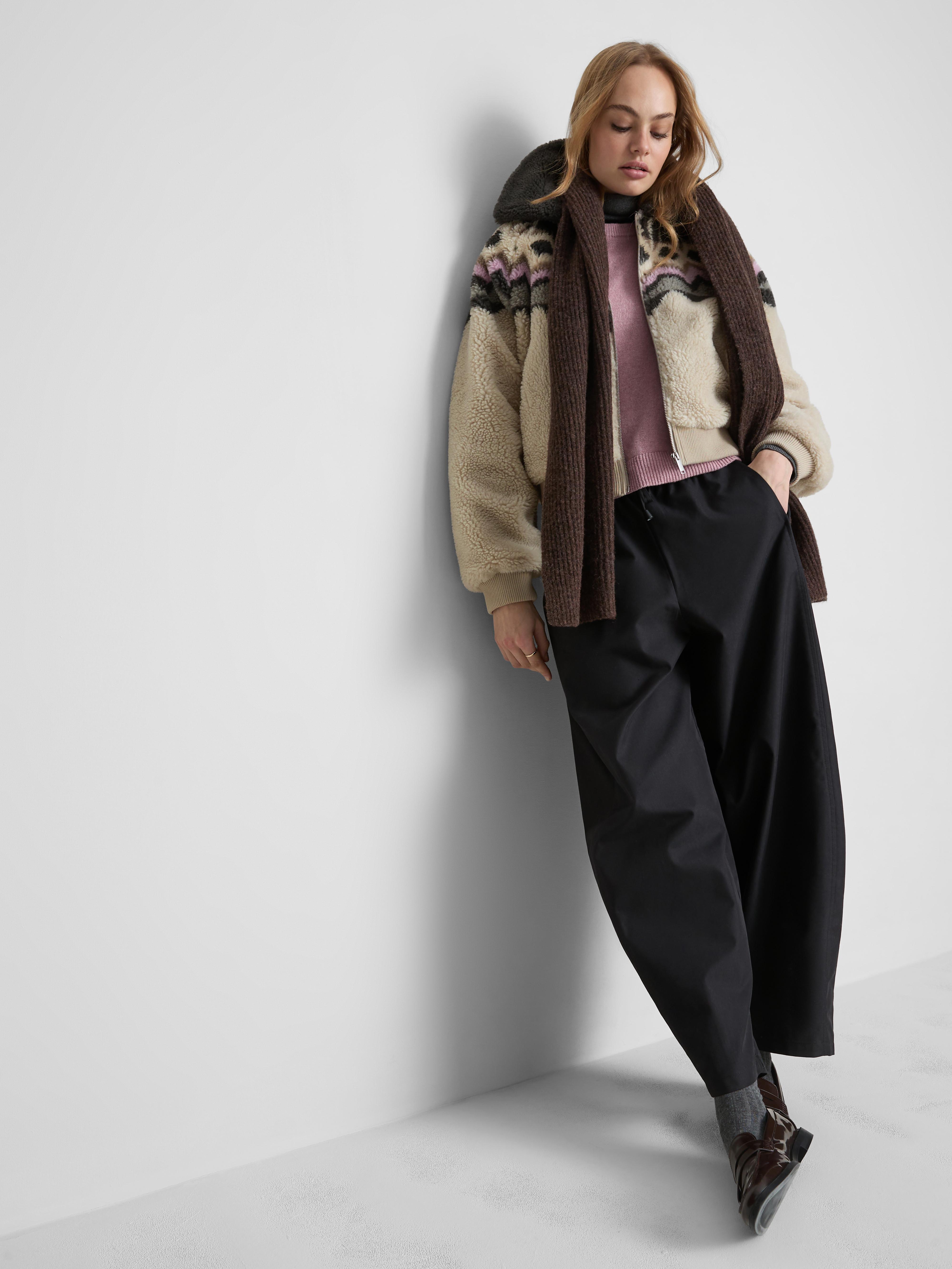 Bomber z umělého beránka s alpským vzorem