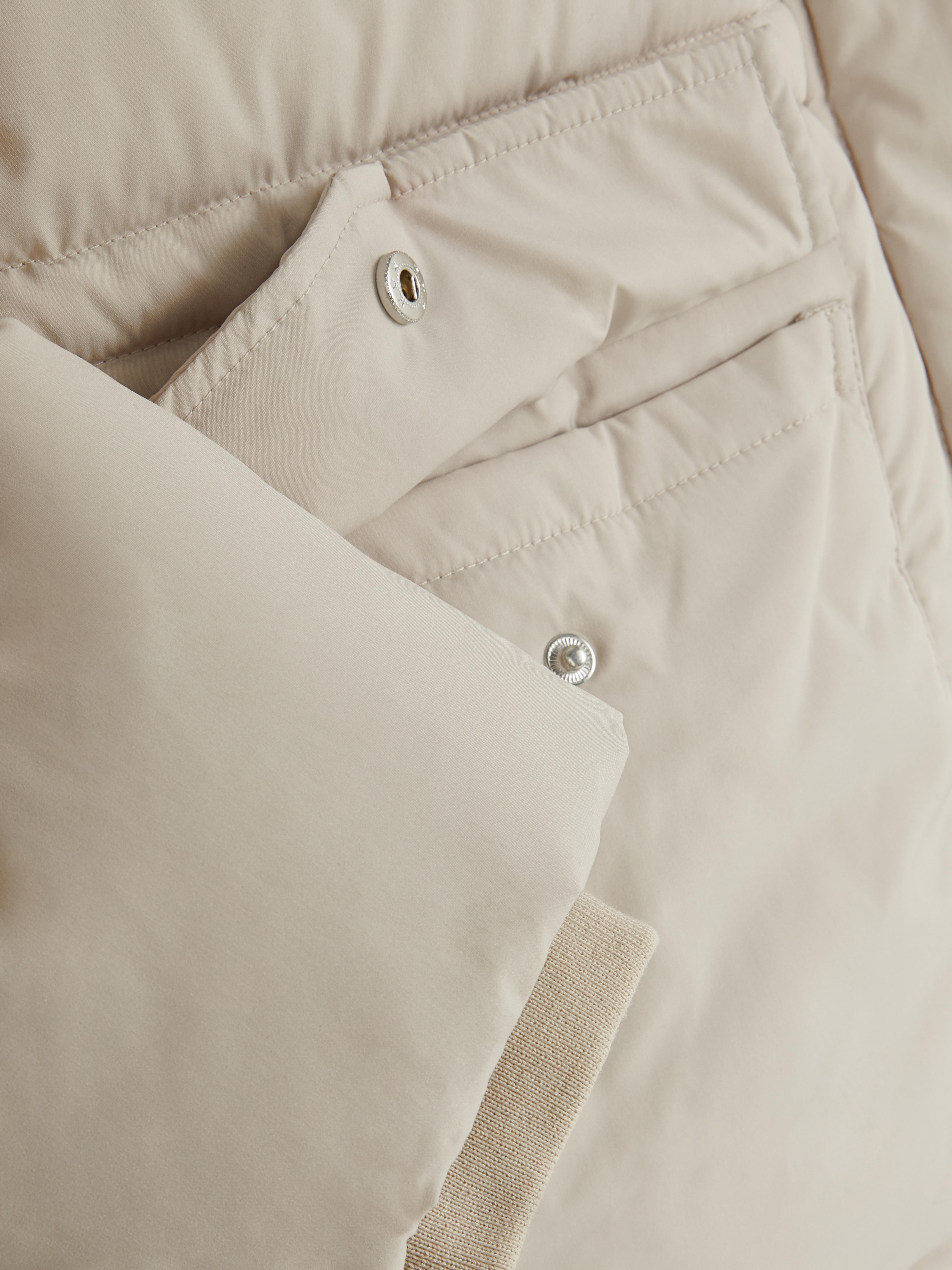 Húzott derekú, bundapolár-galléros kabát