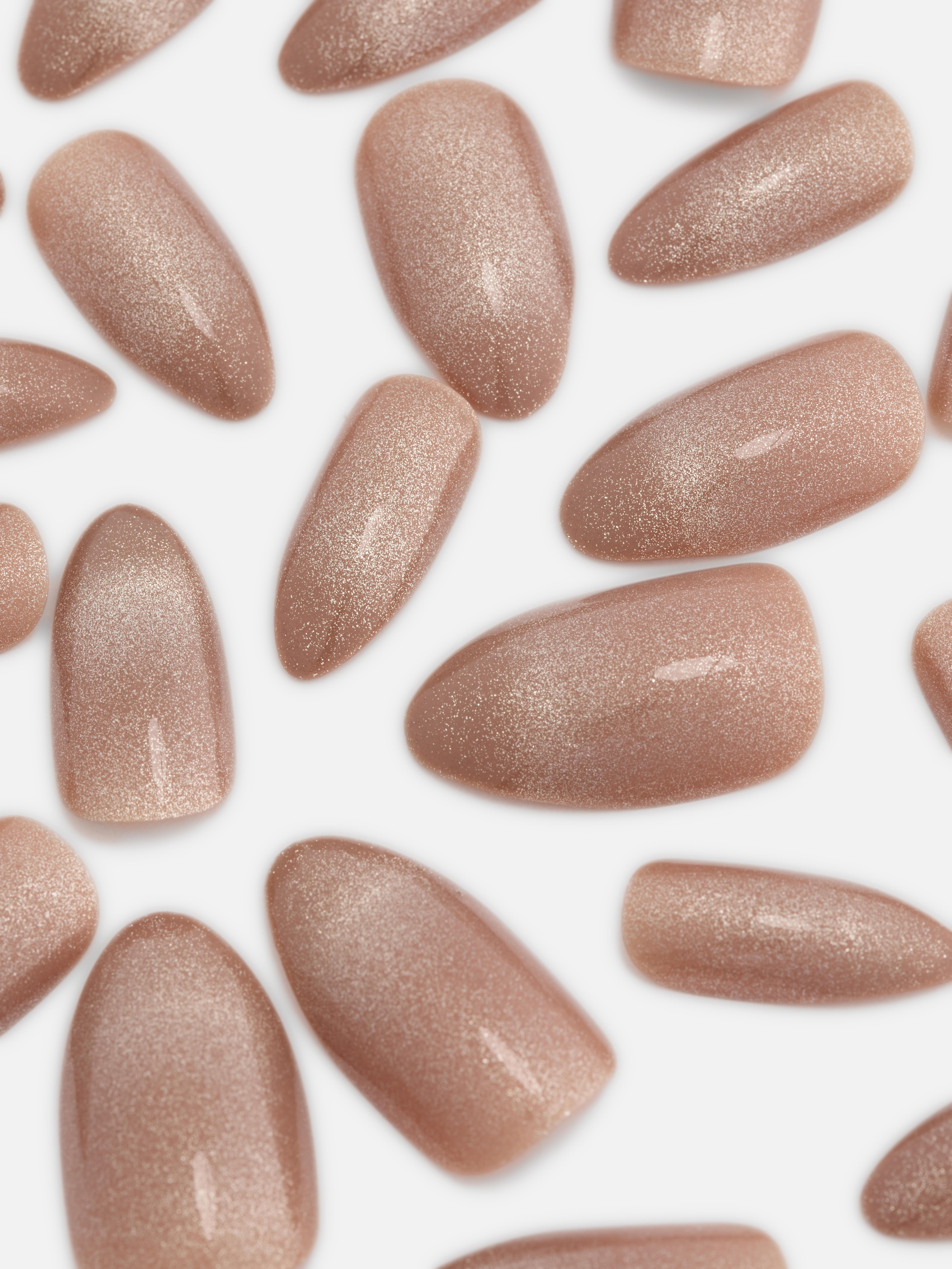 PS... Spitze, glänzende Kunstnägel