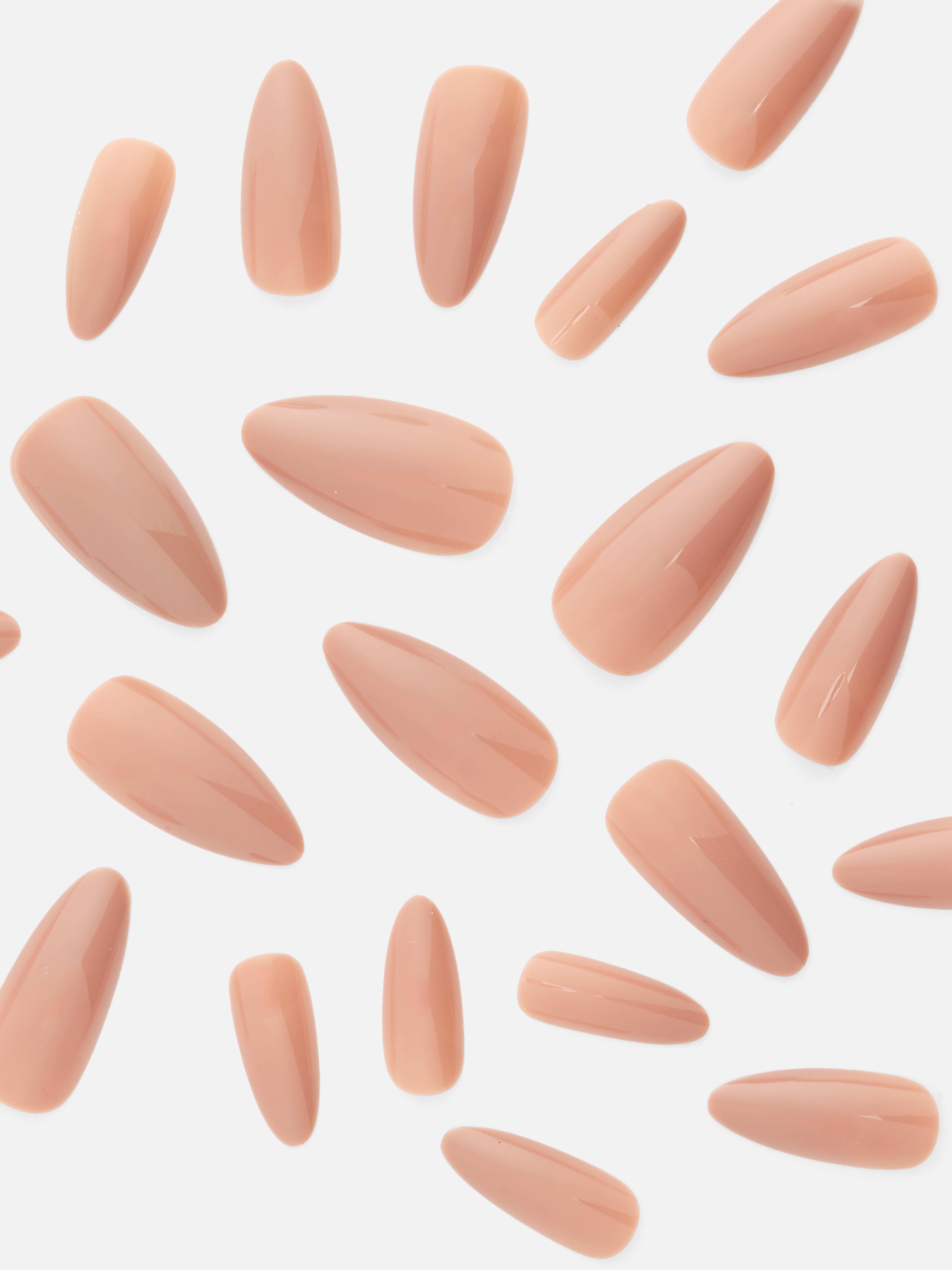 PS... Glänzende Kunstnägel im Stiletto-Stil