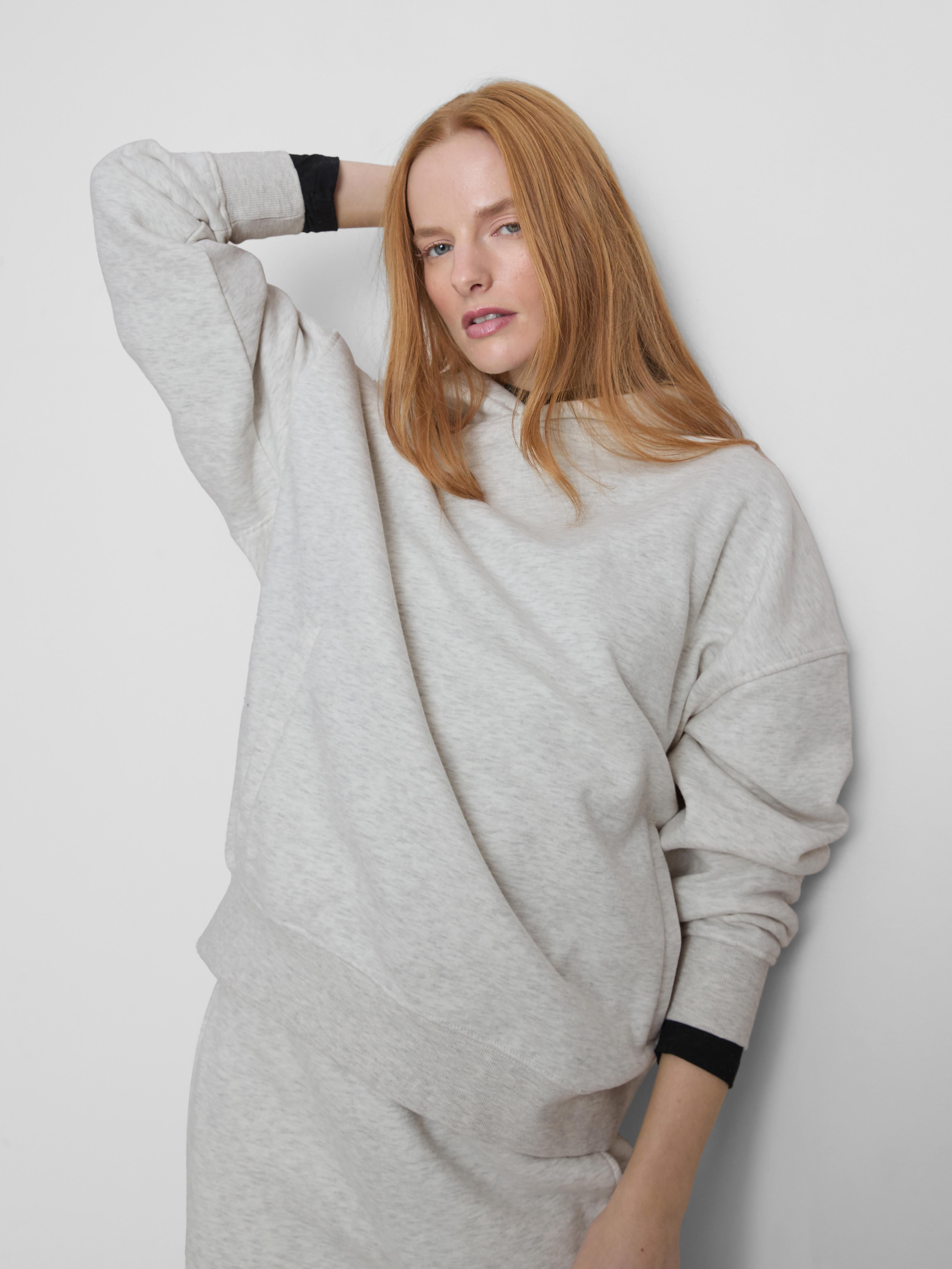 Niezbędna bluza z kapturem o luźnym kroju