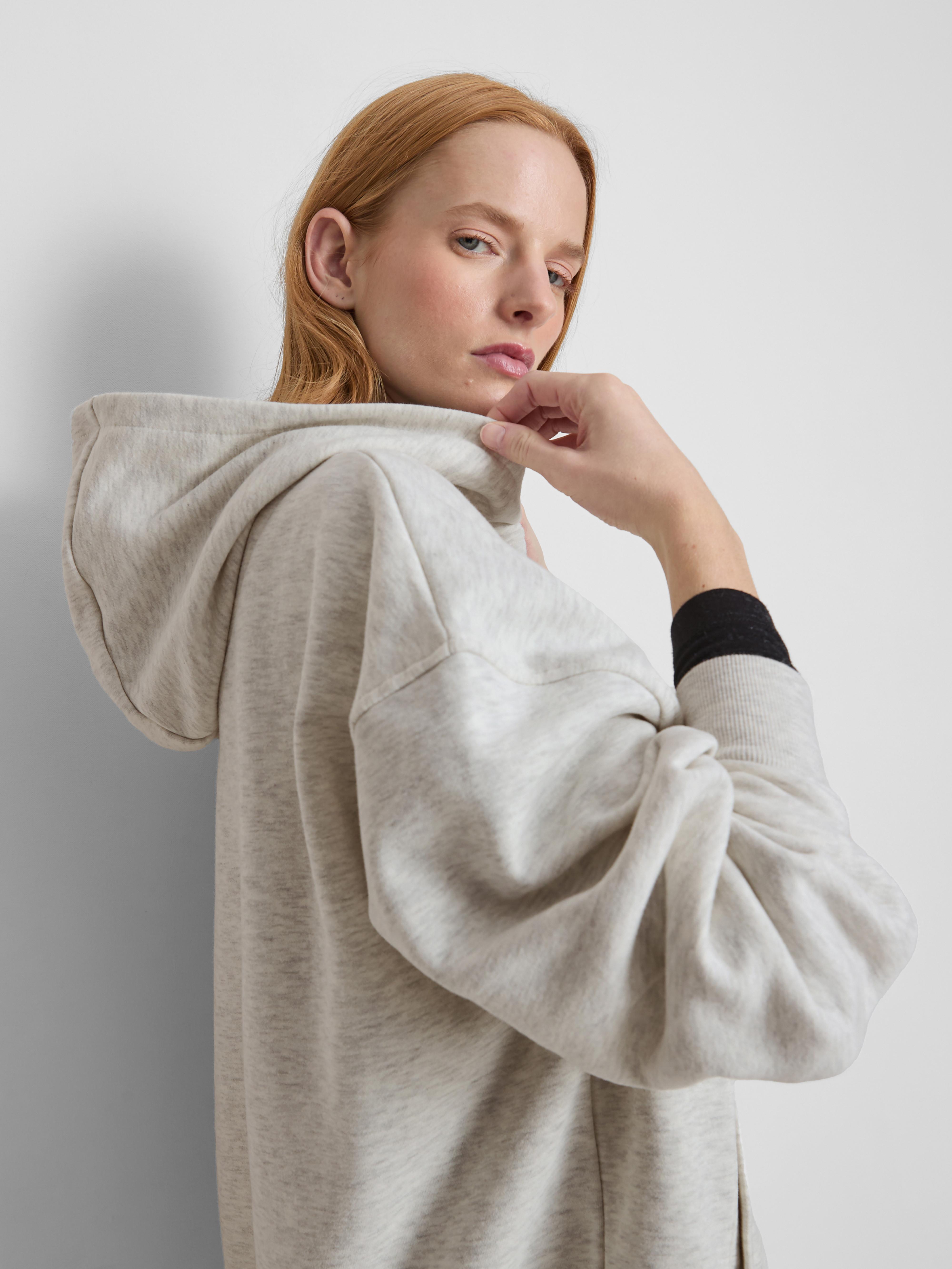 Niezbędna bluza z kapturem o luźnym kroju