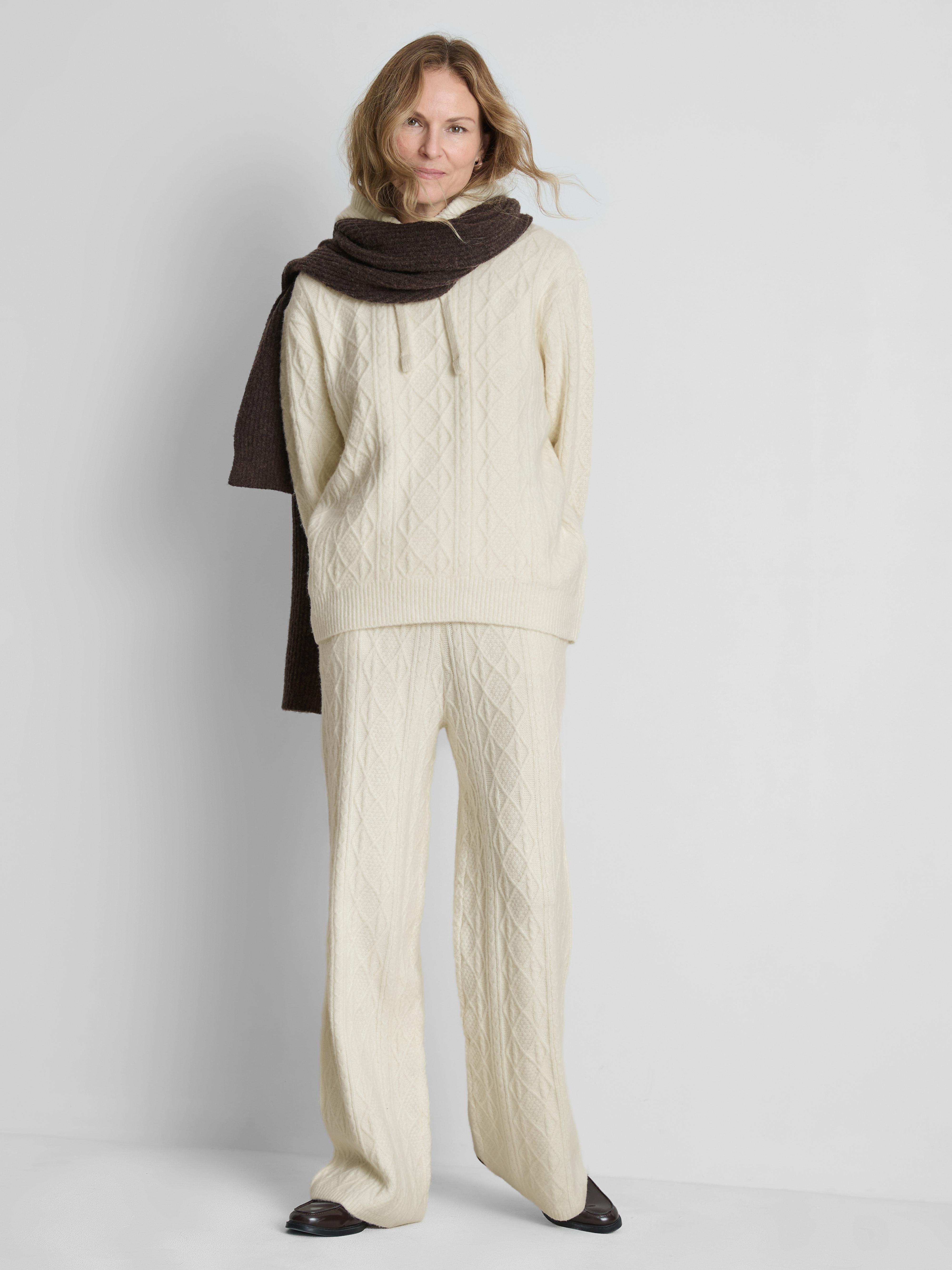 Camisola capuz malha entrançada