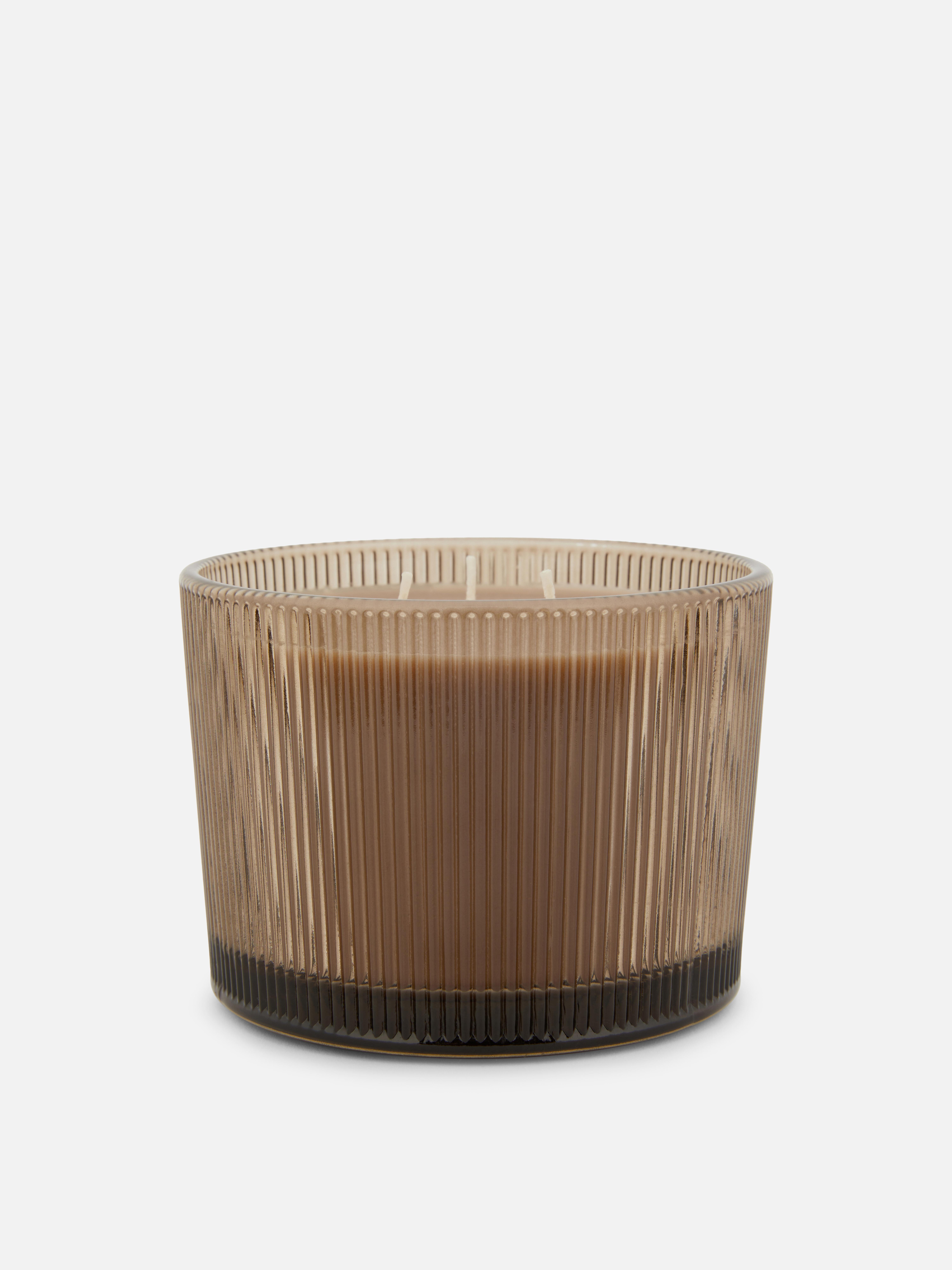 Bougie parfumée à trois mèches dans un pot en verre cannelé