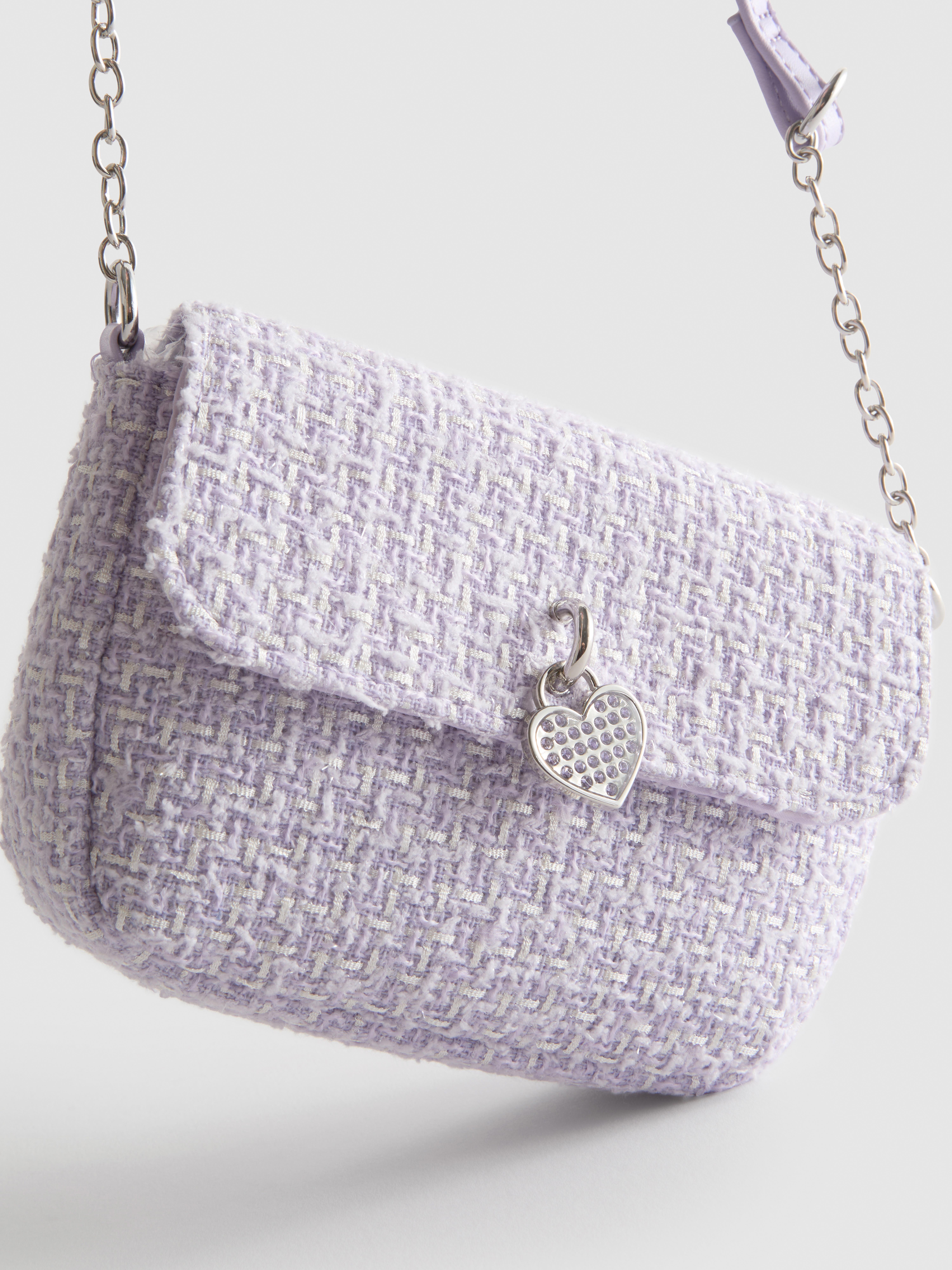 Bandolera de bouclé con colgante de corazón