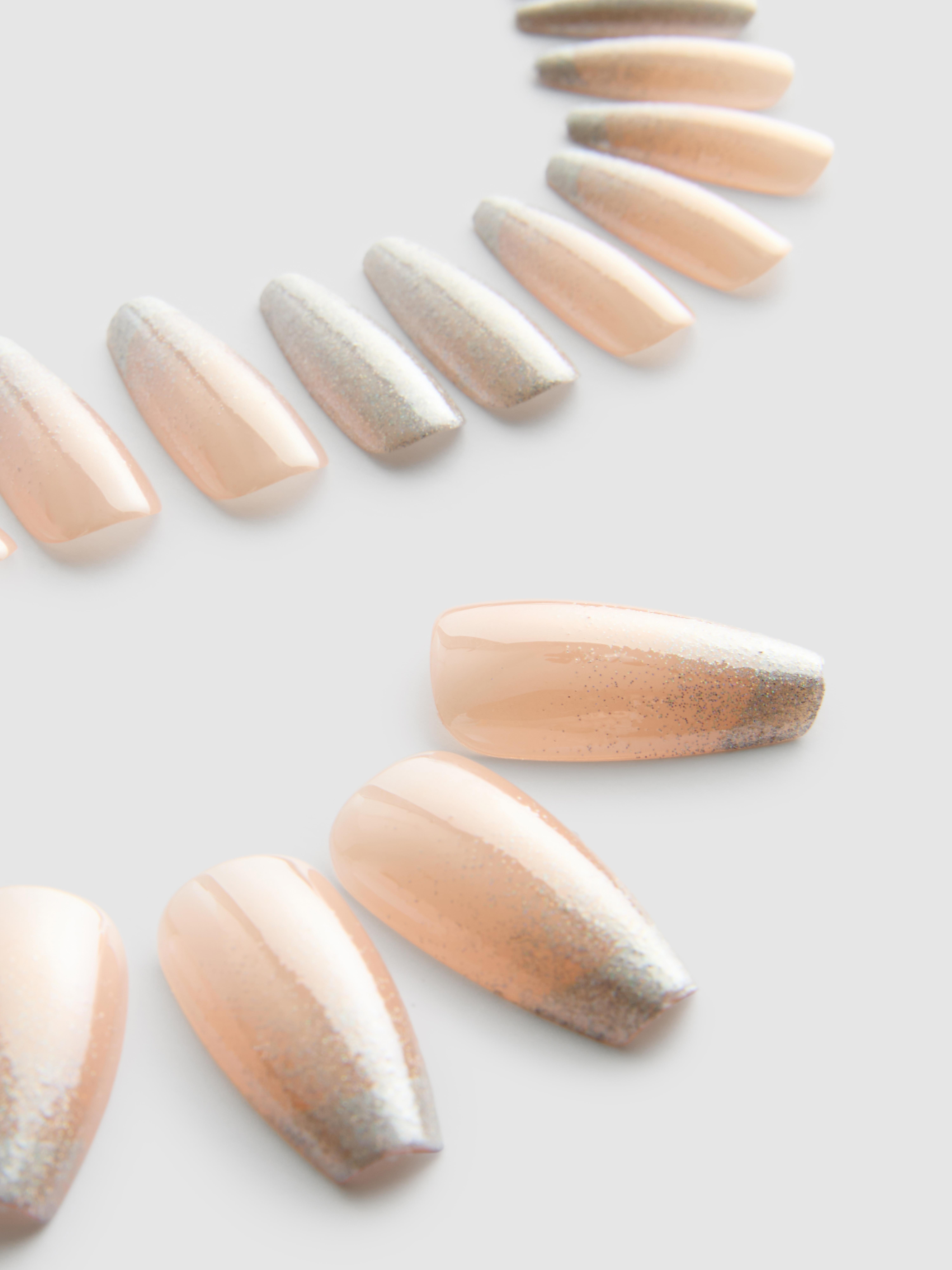 PS... Glanzende spitse kunstnagels