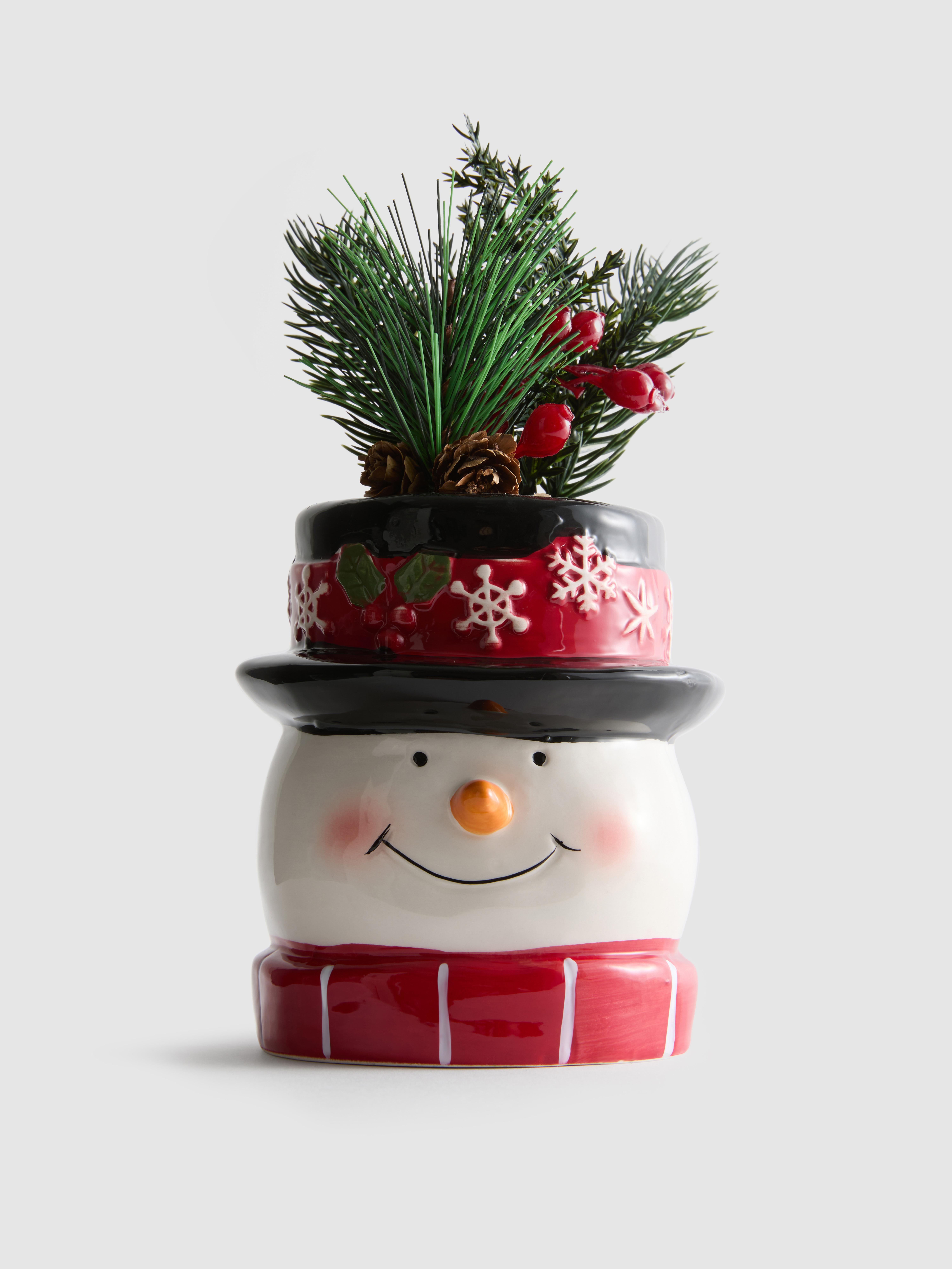 Pin et baies artificiels dans un pot bonhomme de neige