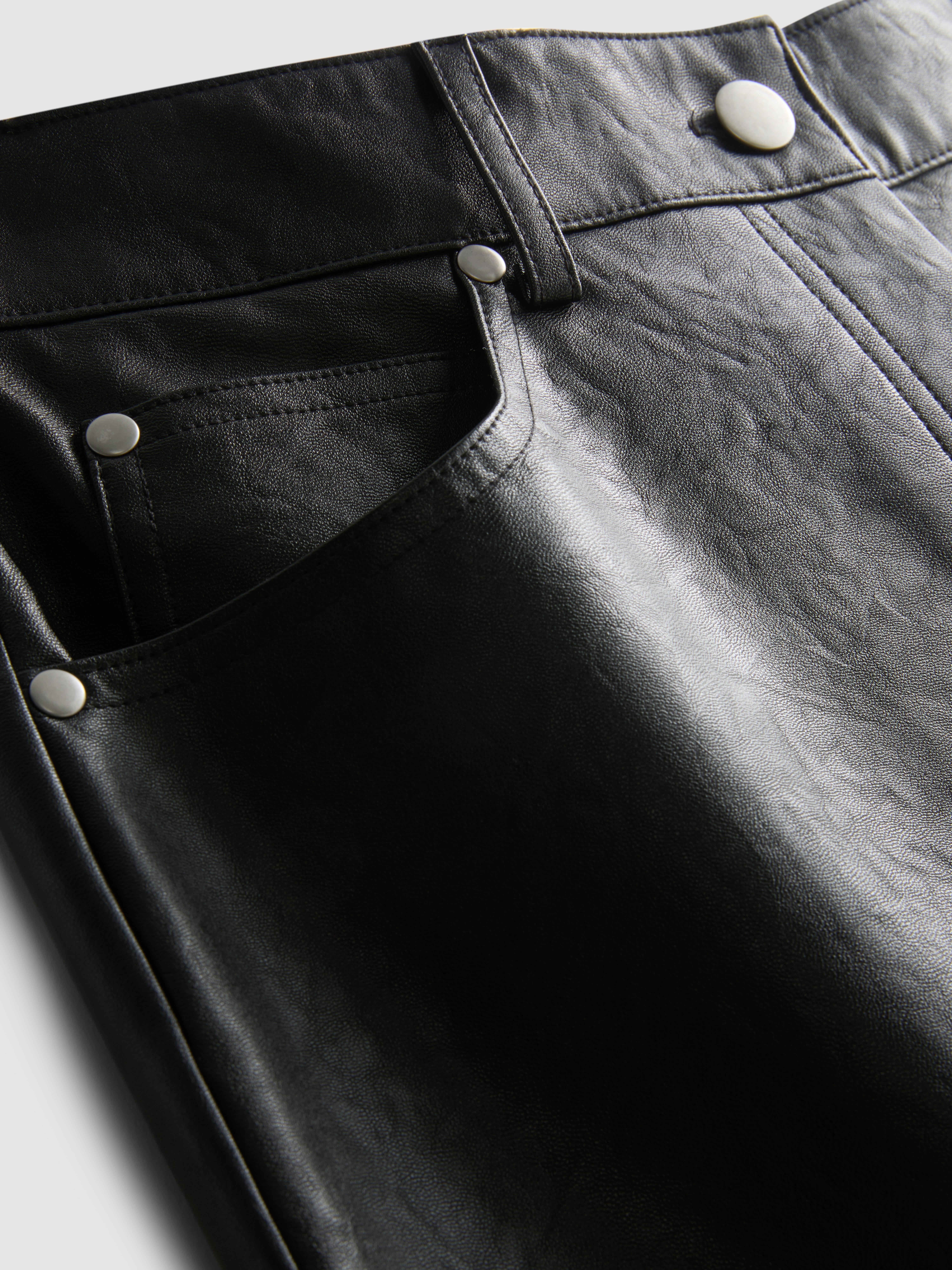 Pantalones de PU con efecto desgastado