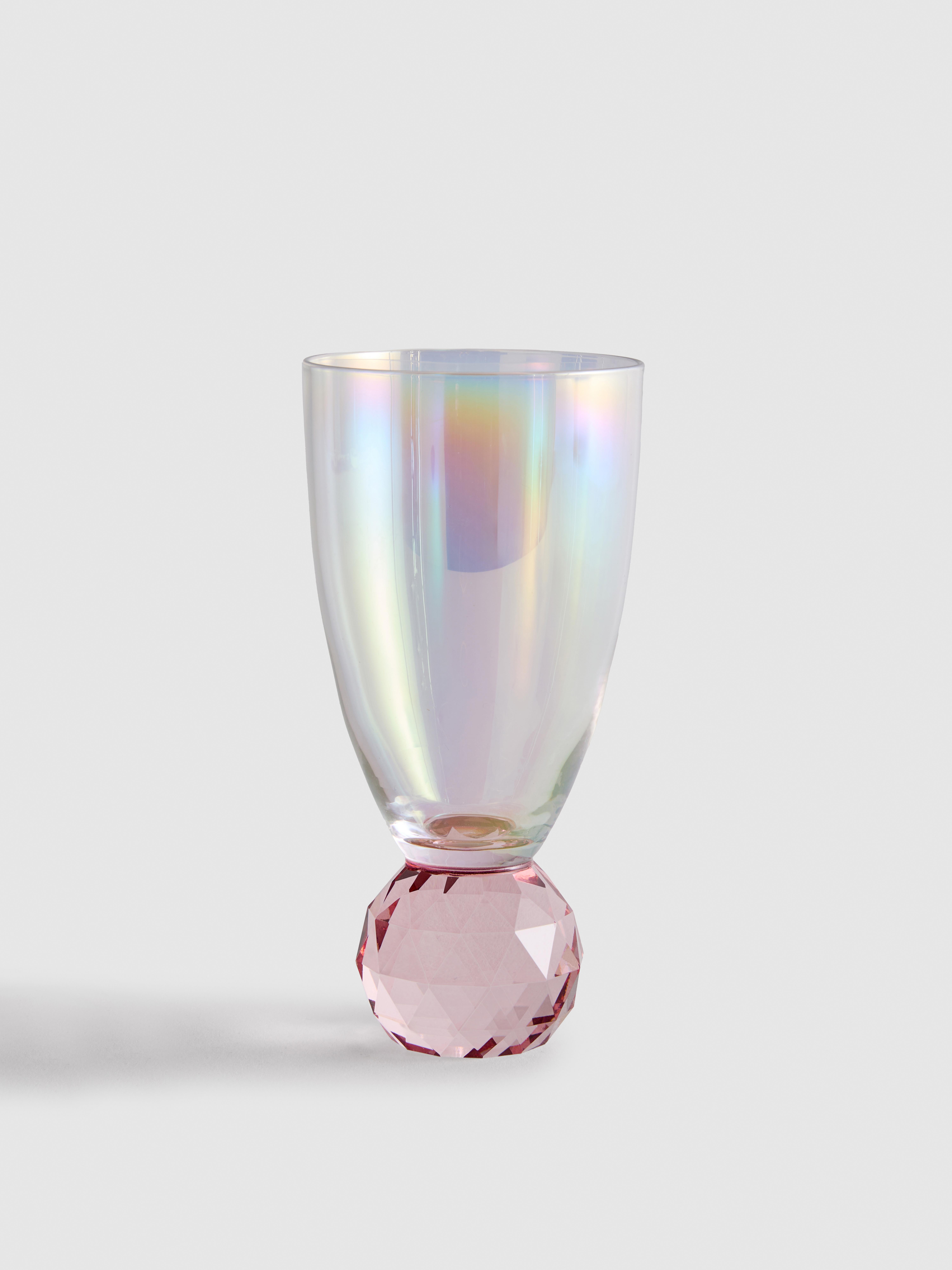 Schimmerndes, stielloses Weinglas