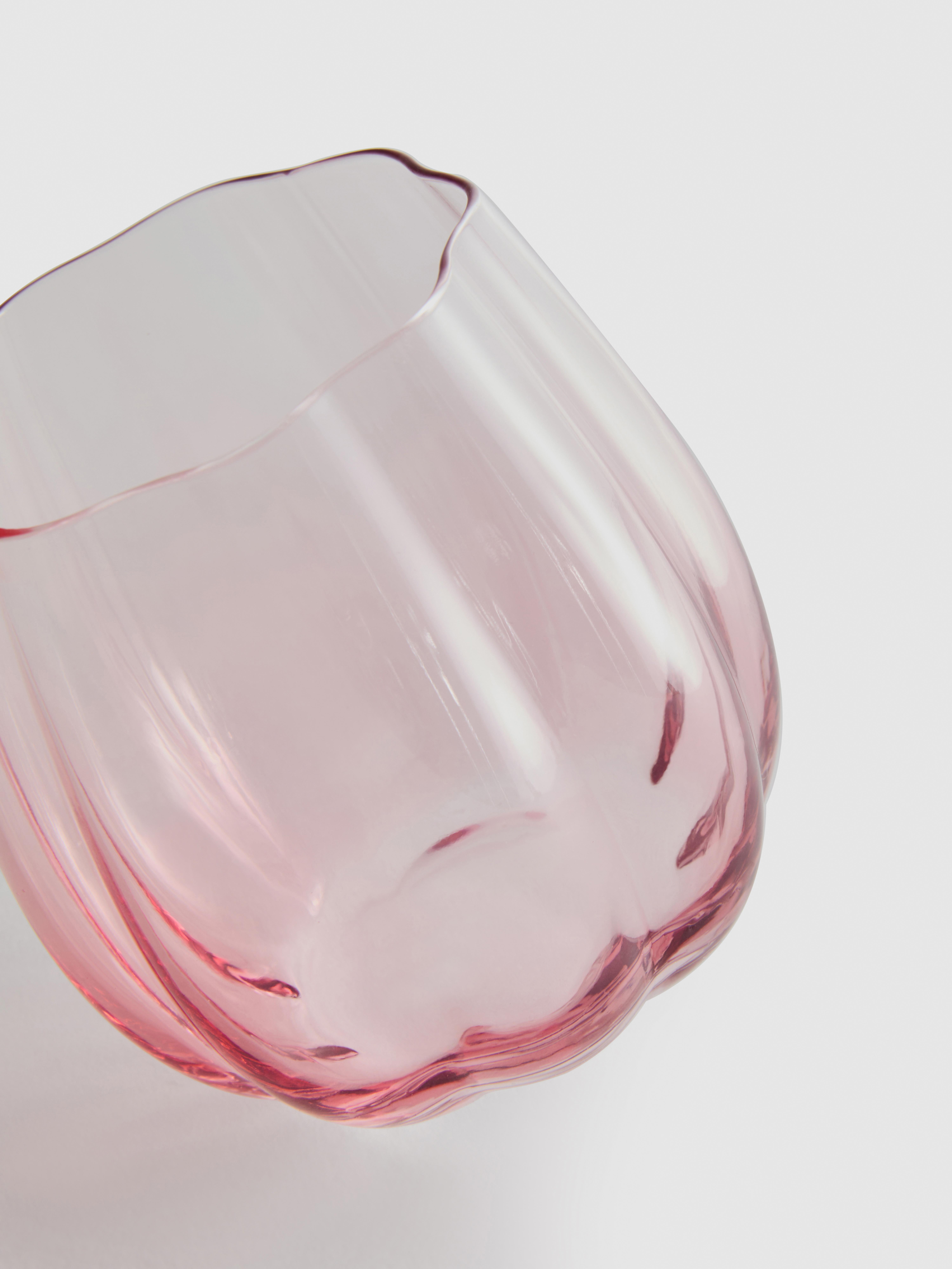 Trinkglas mit bogenförmigem Rand