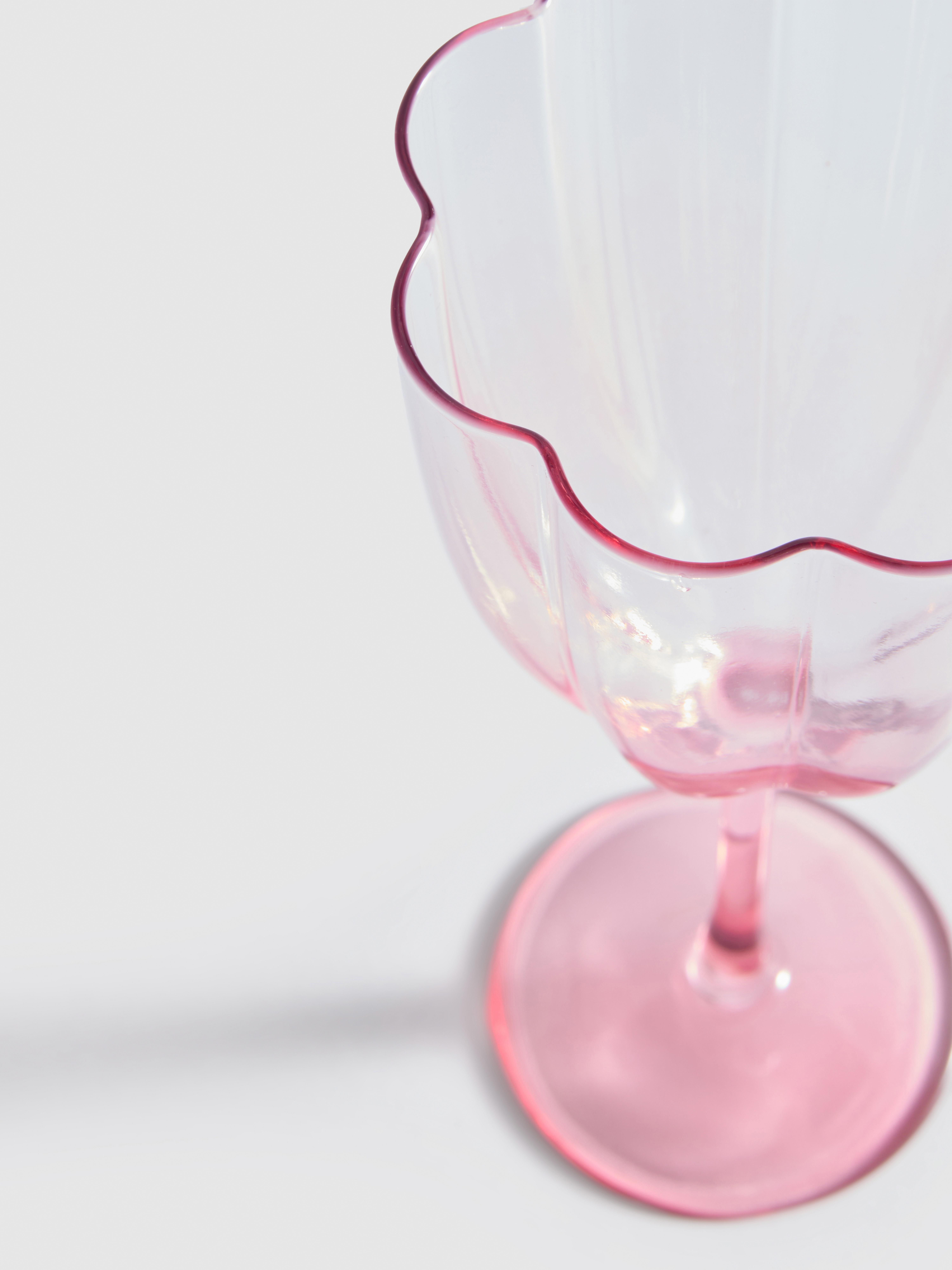 Wijnglas met geschulpte rand