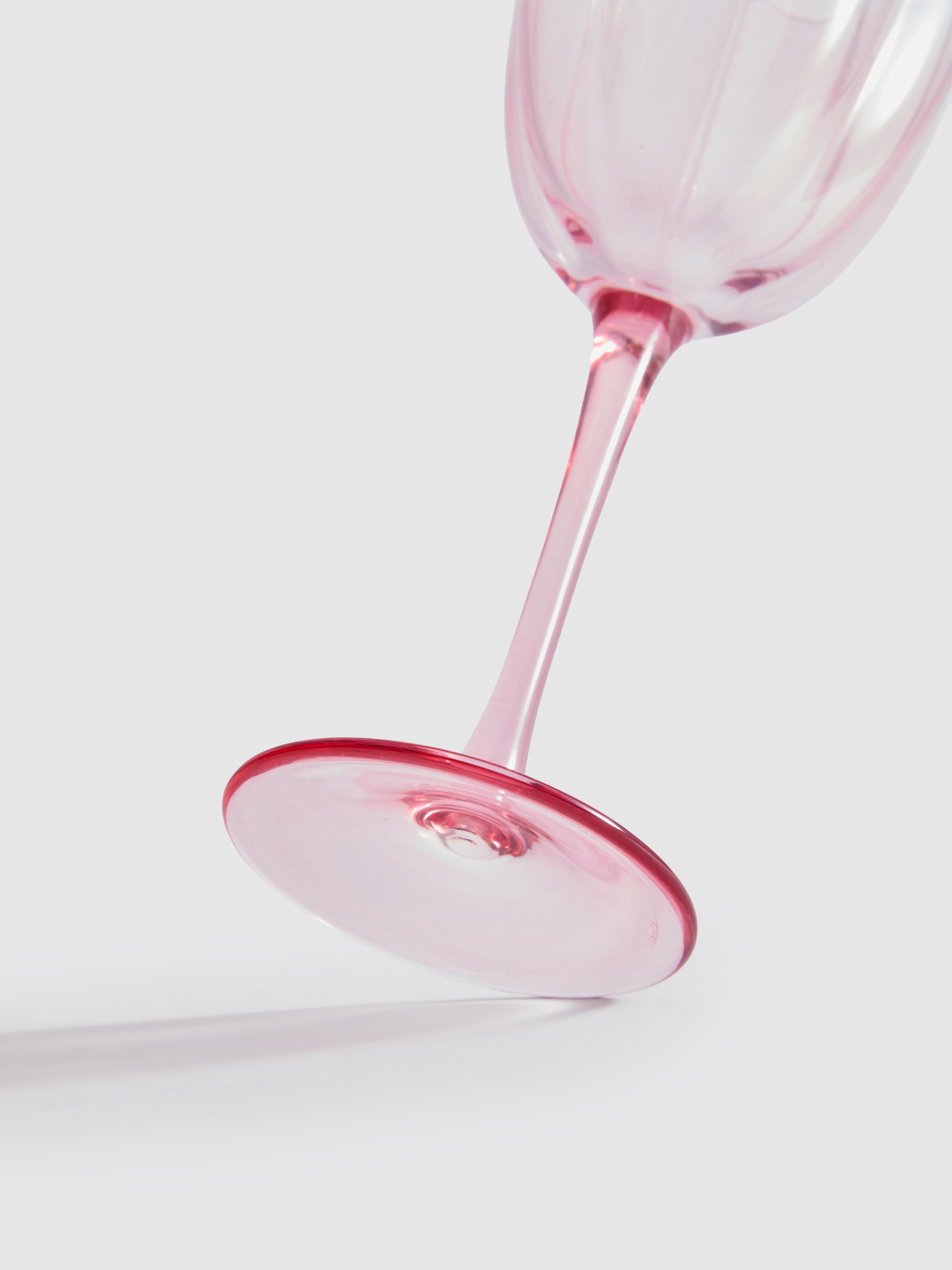 Wijnglas met geschulpte rand