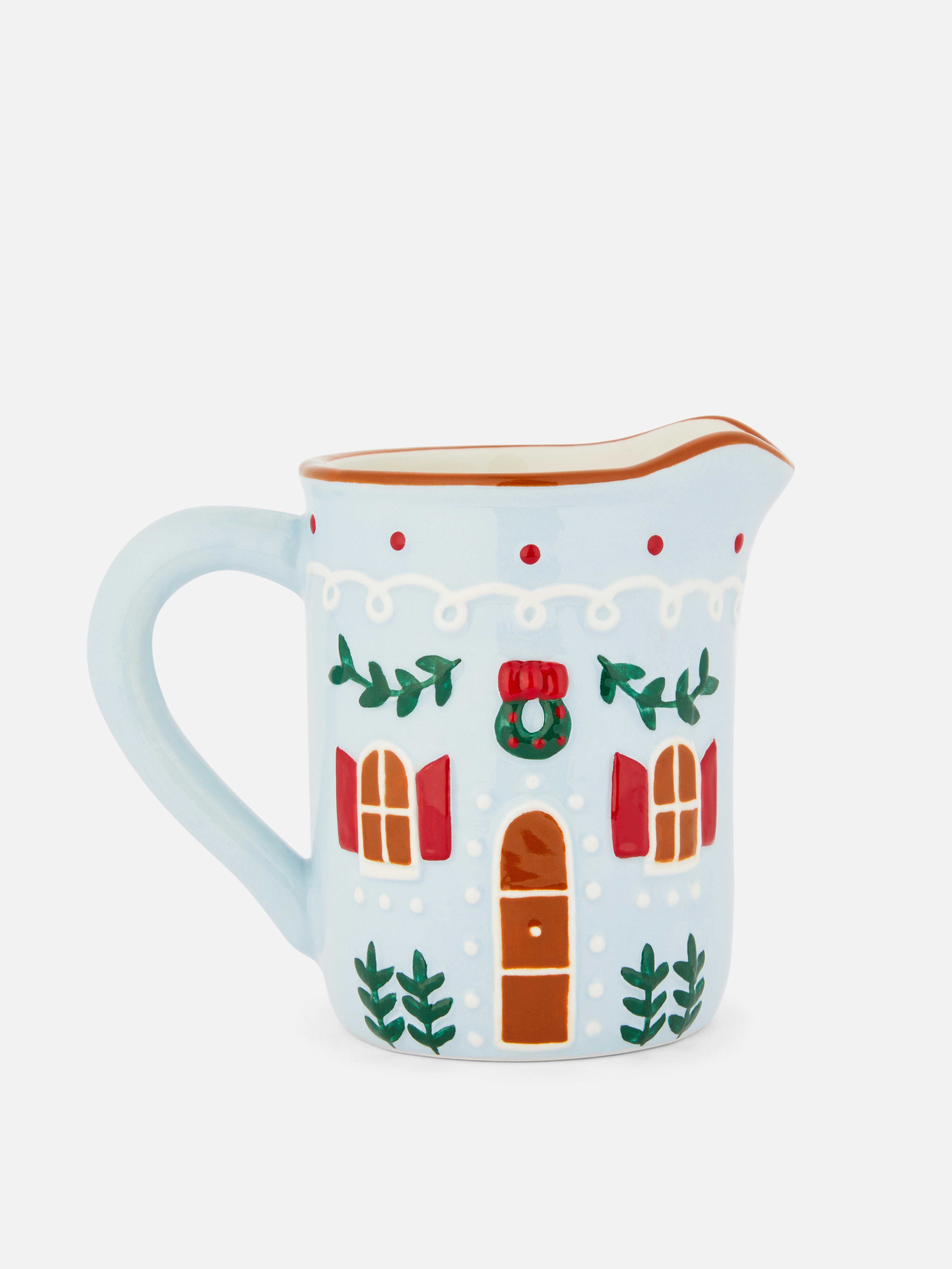 Jarra de leche con casa de galleta de jengibre