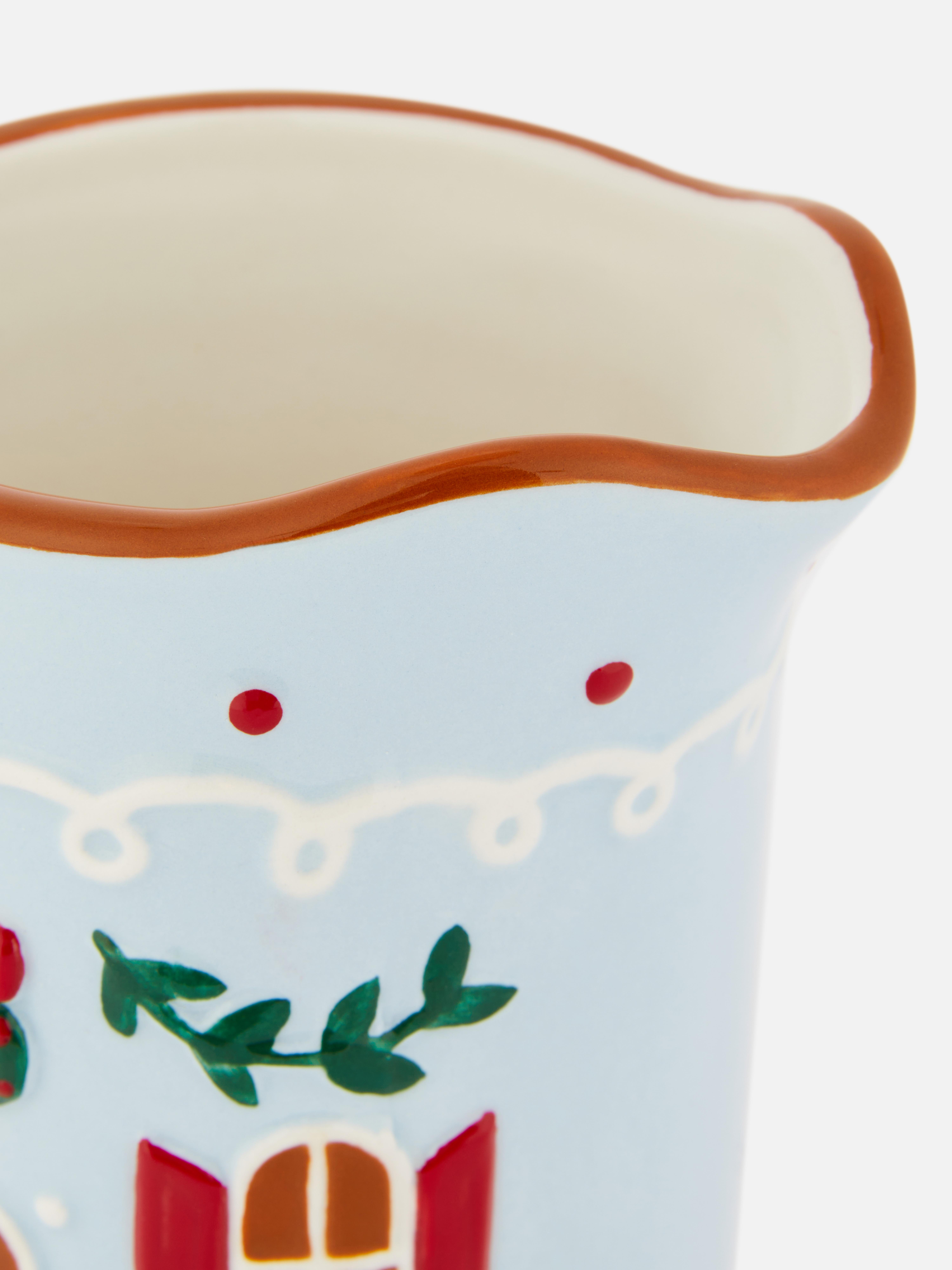 Jarra de leche con casa de galleta de jengibre