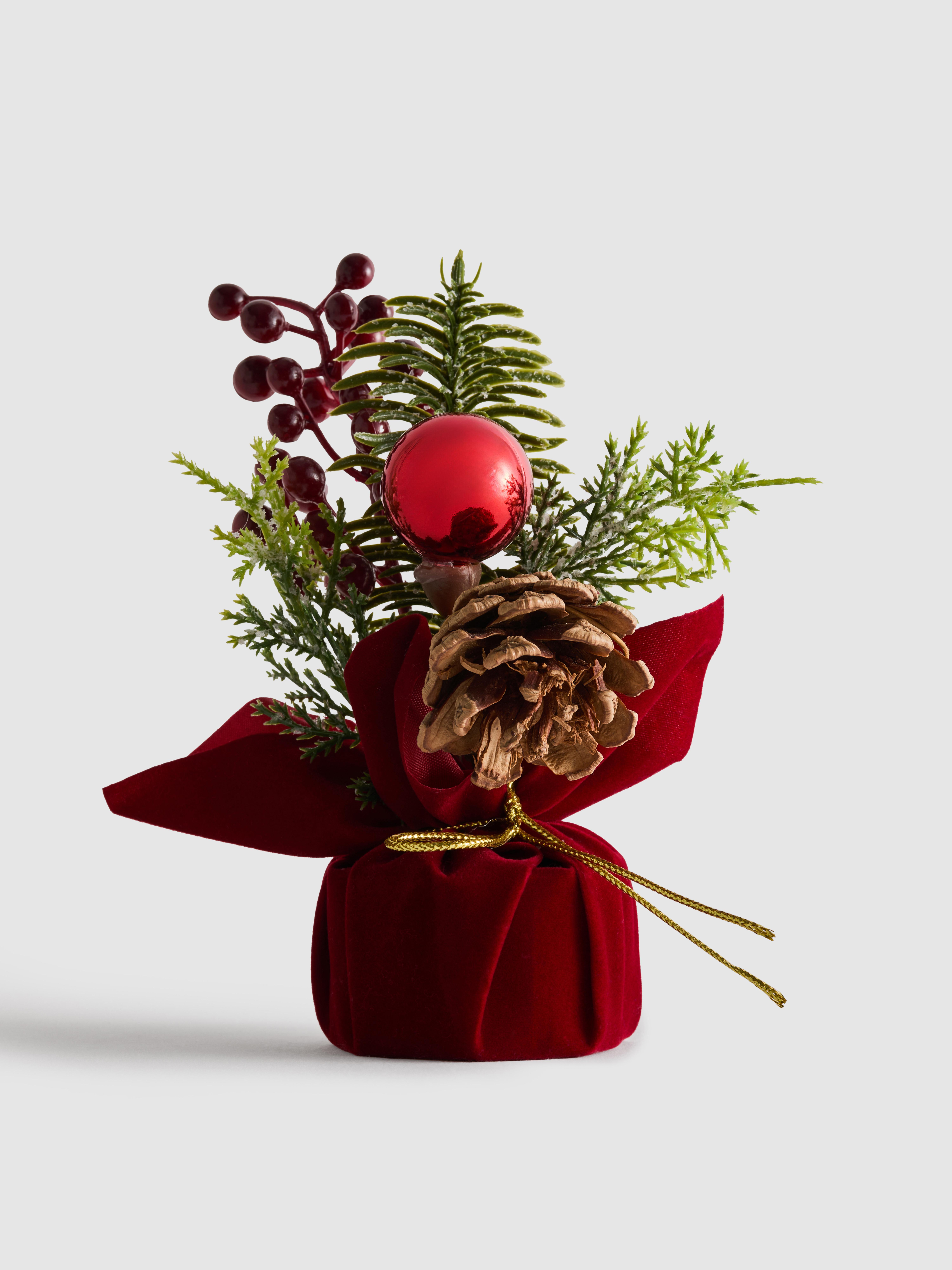 Kerststukje van kunstdennentakken