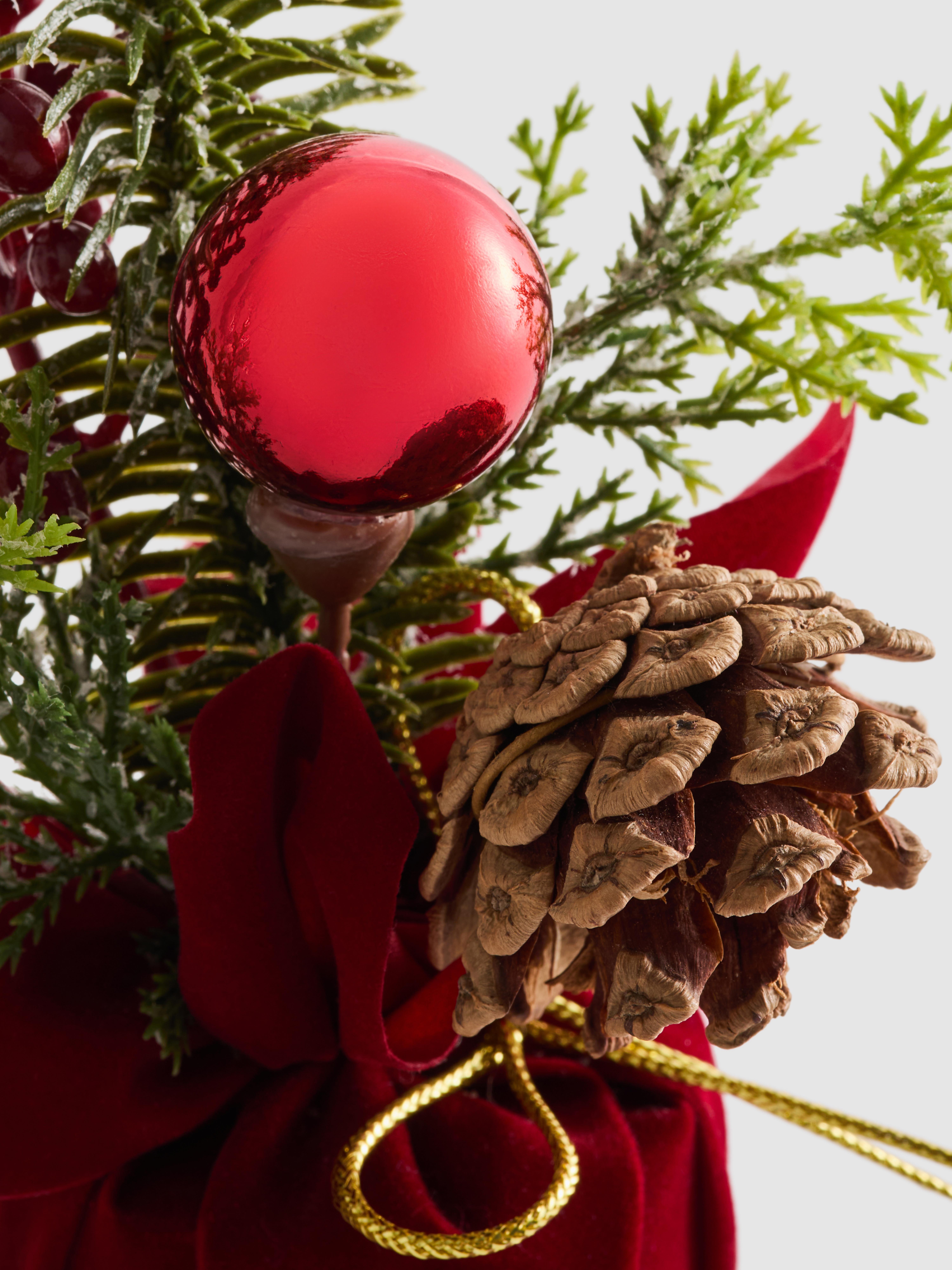 Kerststukje van kunstdennentakken