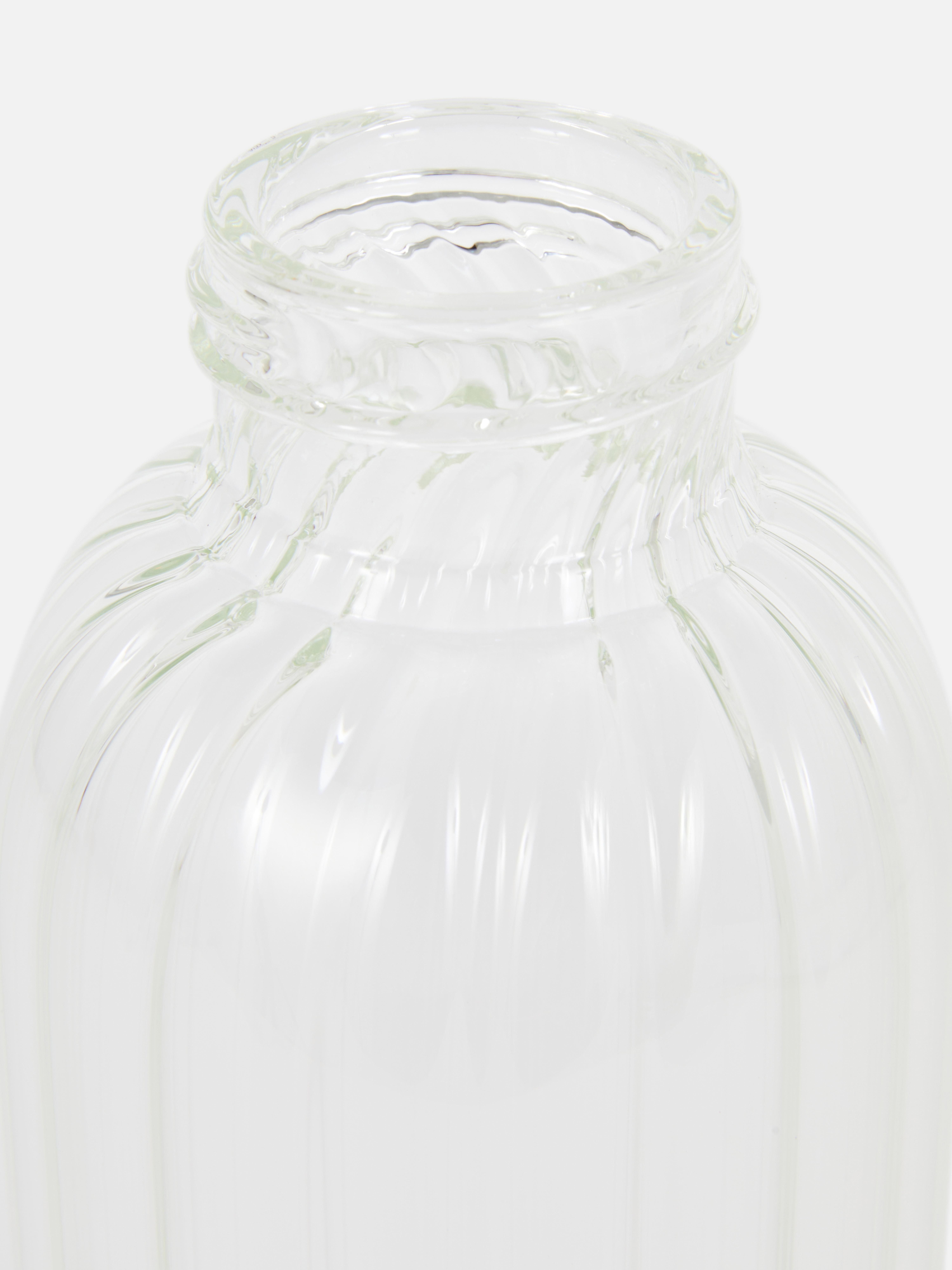Botella de agua de vidrio estriado